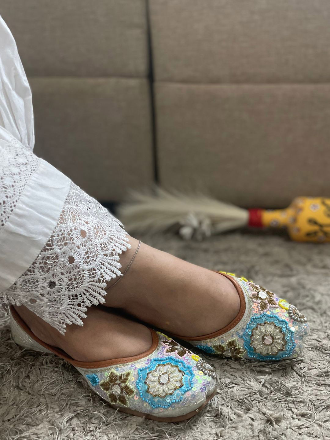 DESI COLOUR Women Round Toe Ethnic - Embellished Mojaris