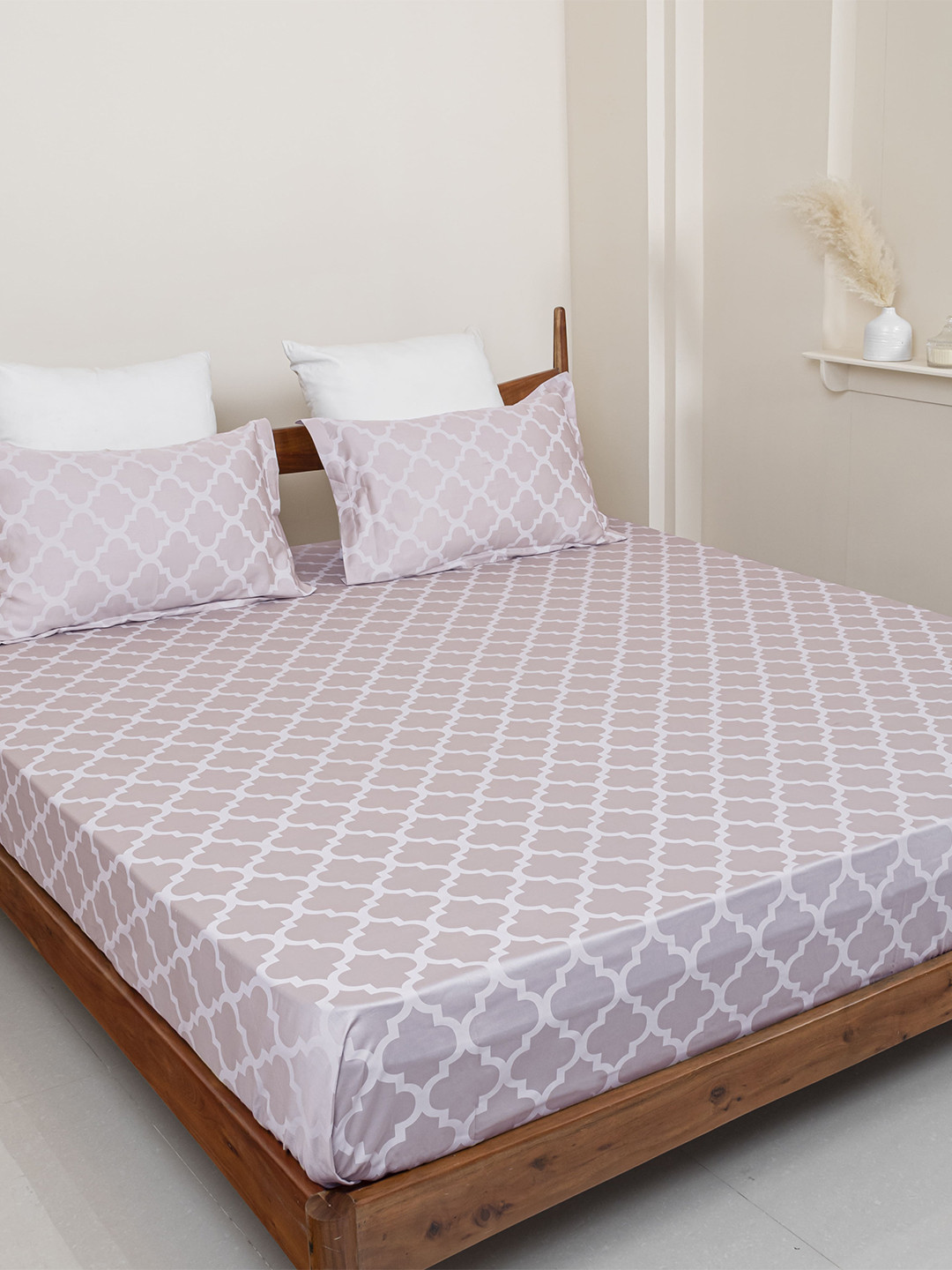

Clasiko Spectrum Beige & White Geometric 400 TC Cotton King Bedsheet With 2 Pillow Covers