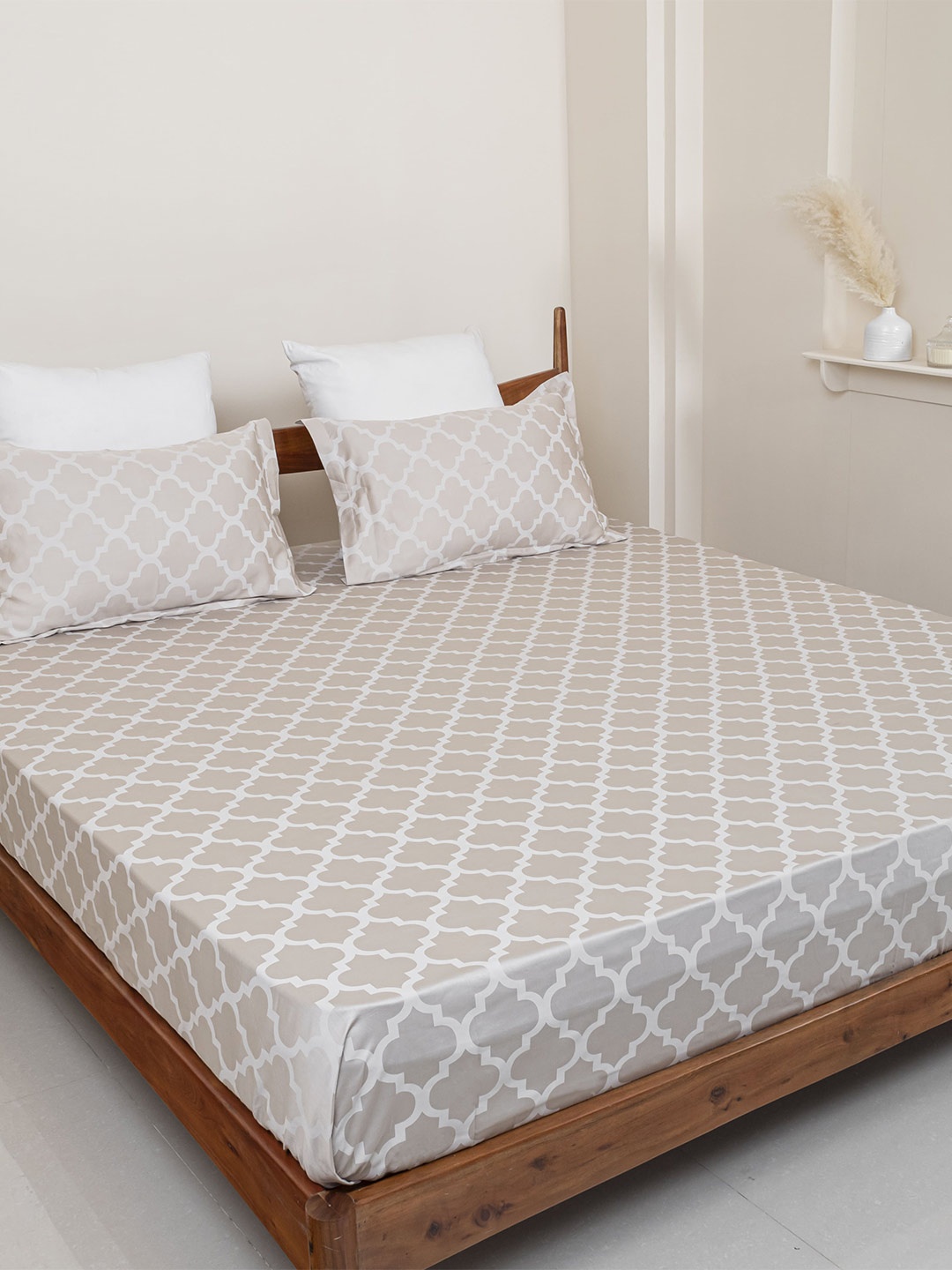 

Clasiko Spectrum Beige & White Geometric 400 TC King Bedsheet & 2 Pillow Covers