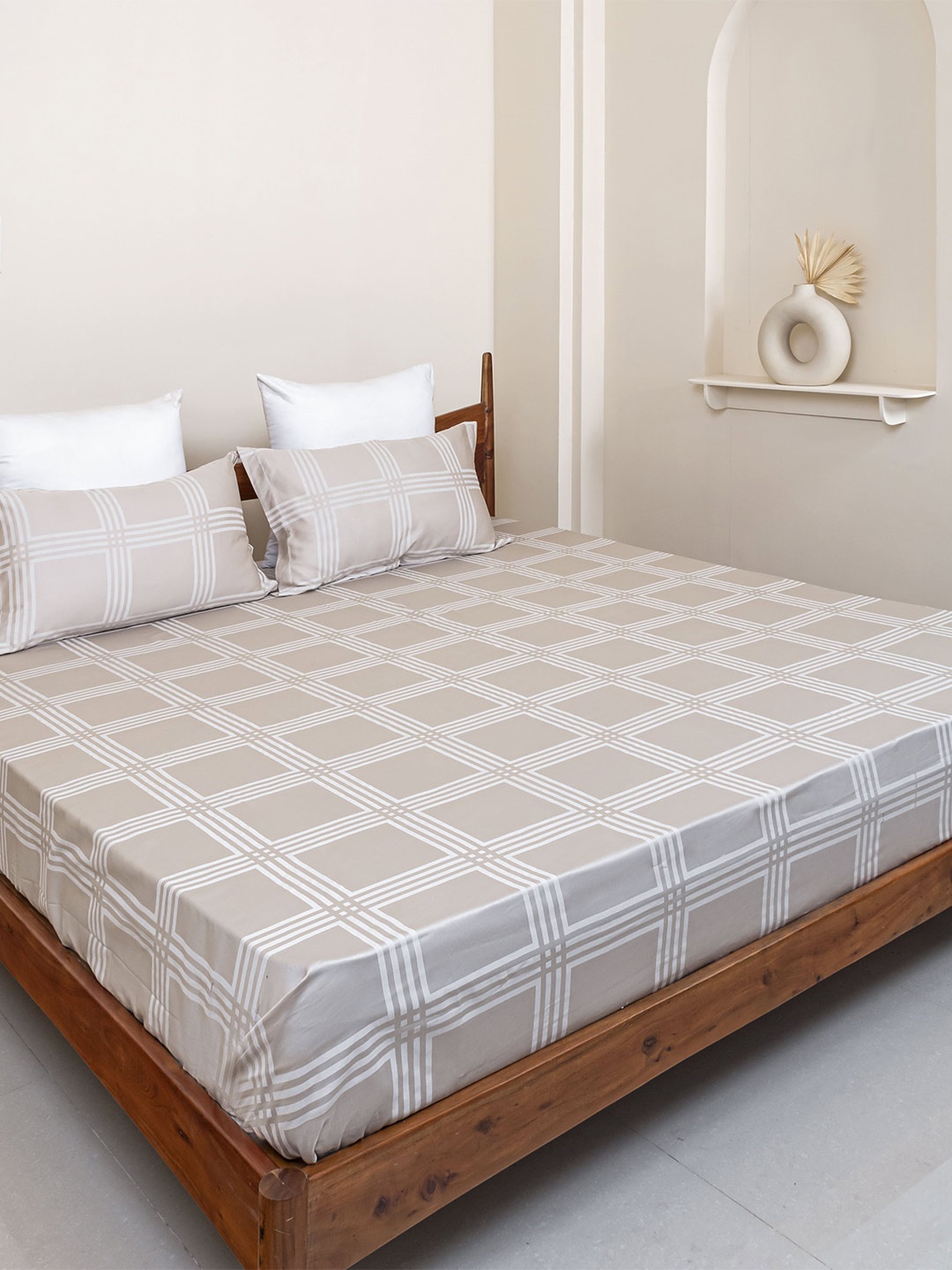 

Clasiko Spectrum Beige & White 400 TC Cotton King Bedsheet & 2 Pillow Covers