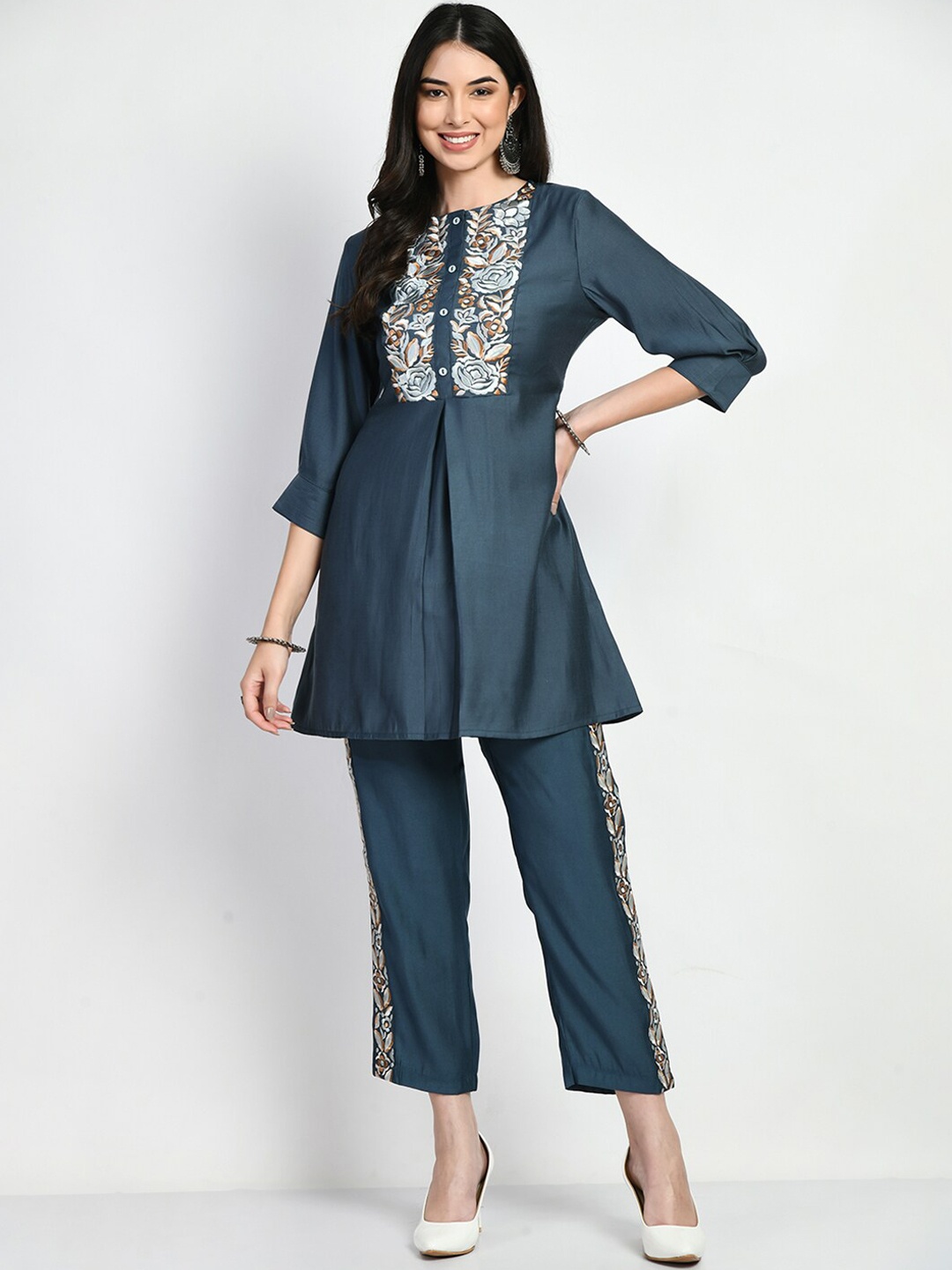 

TBOJ Women Blue Floral Pleated Kurti with Pyjamas