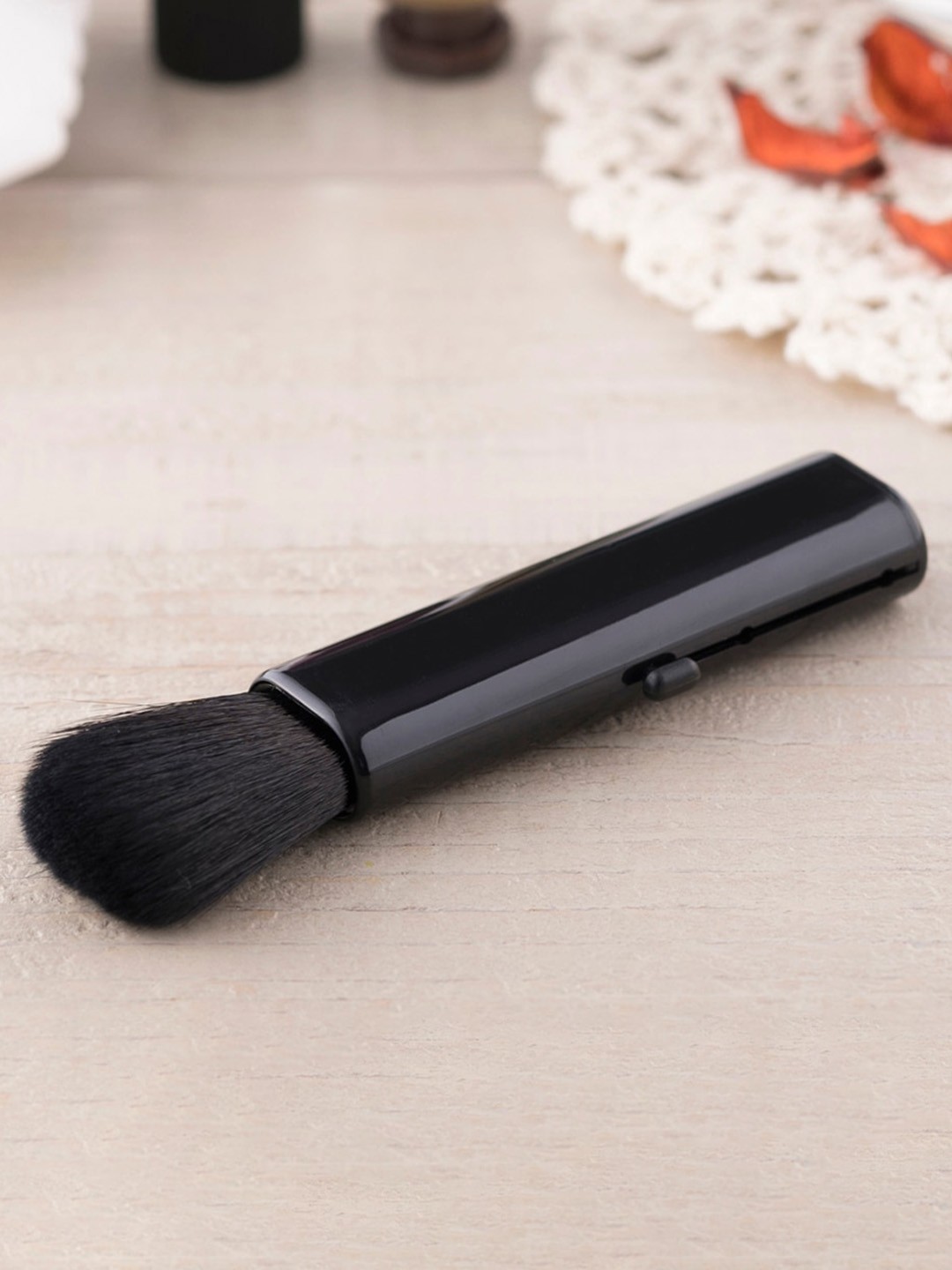 

KAI High Strength Slide Cheek Brush - Black