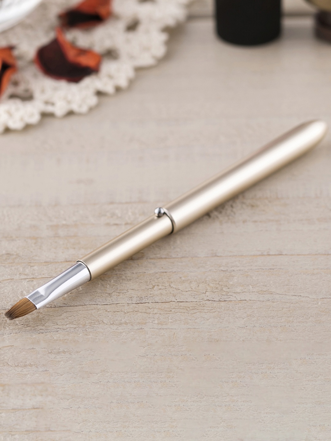 

KAI Round Lip Brush - Gold Toned