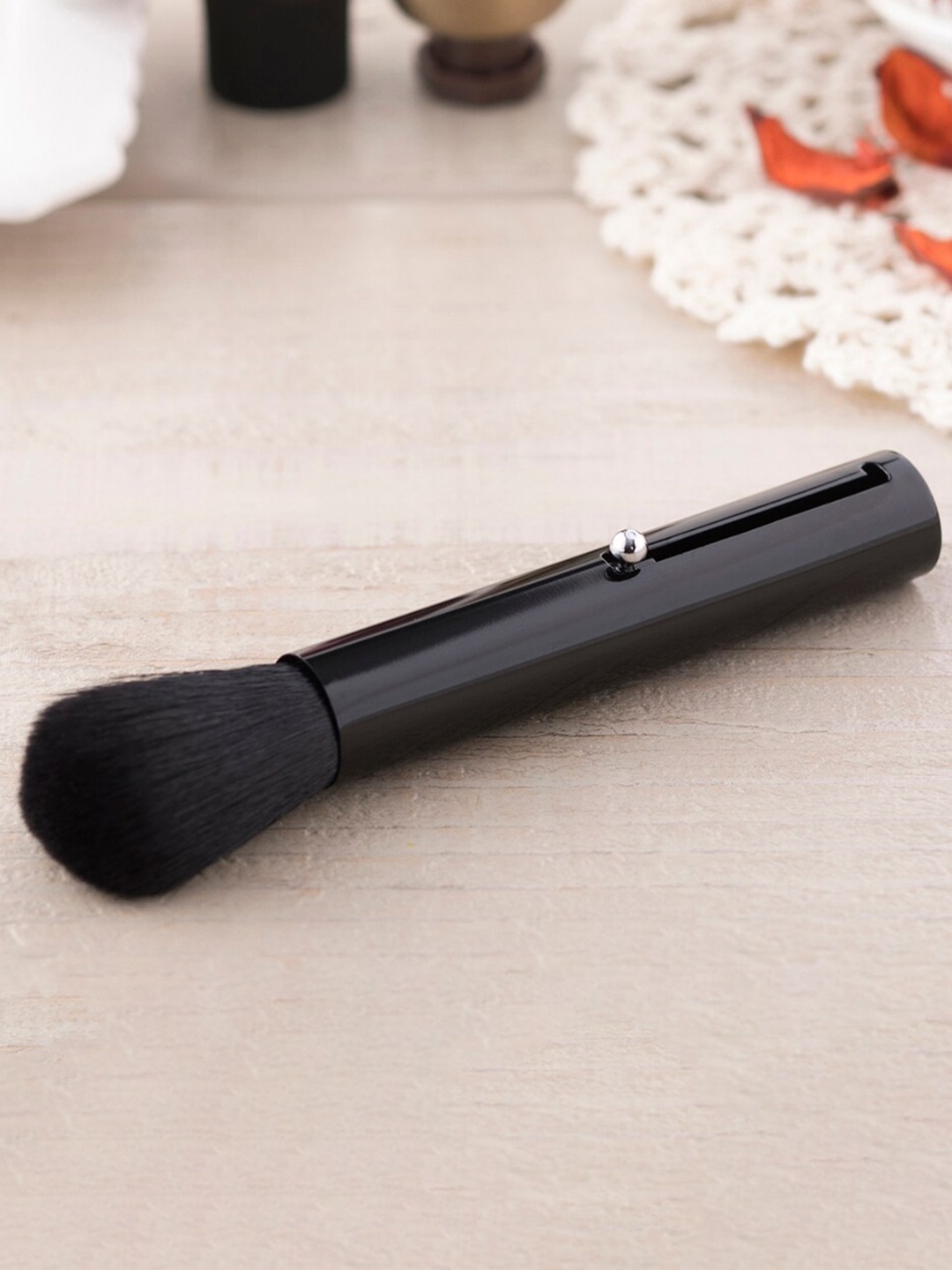 

KAI Slide Face Brush - Black