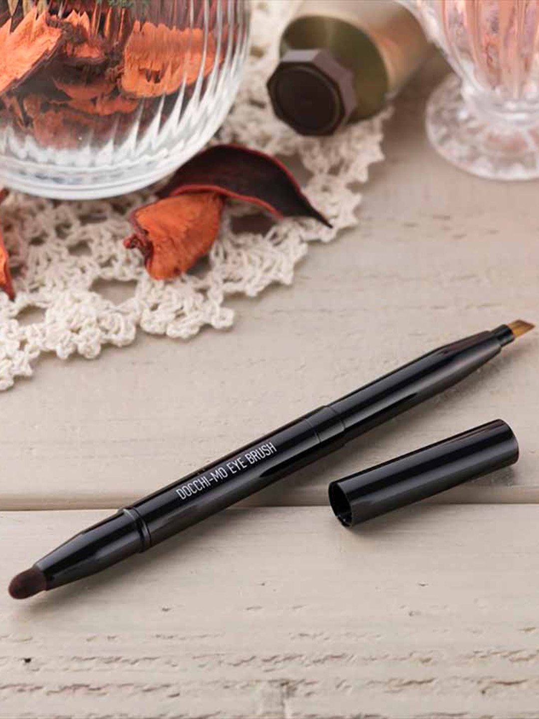 

KAI 2 in 1 Doucchi Mo Eye Makeup Brush, Black