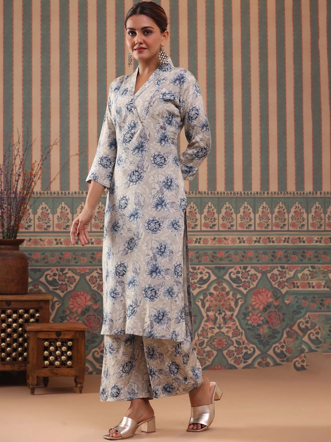 

EtnicaWear Women Grey Floral Printed Regular Linen Kurta with Palazzos