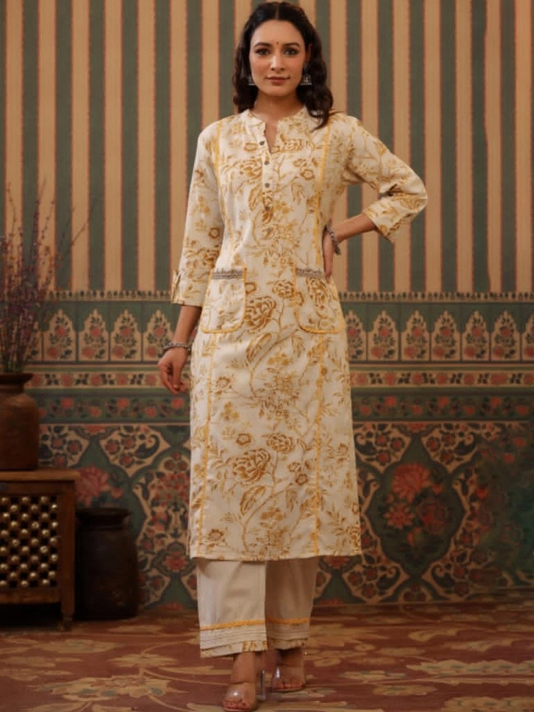

EtnicaWear Women Yellow Floral Printed Regular Pure Cotton Kurta with Trousers