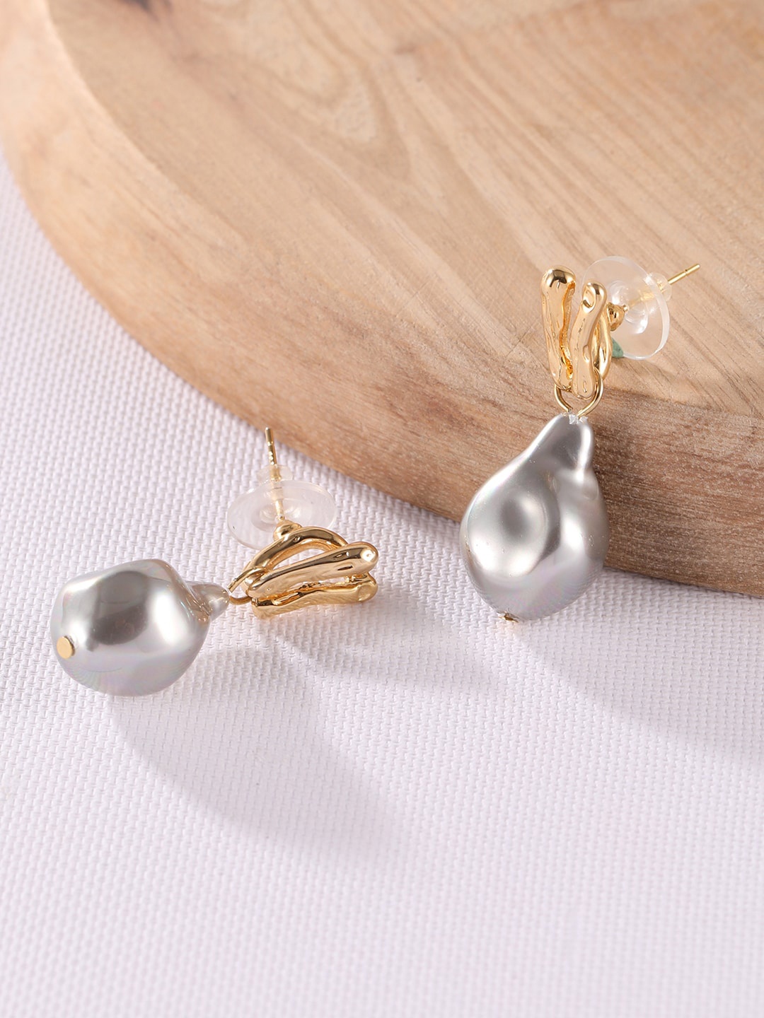 

XPNSV Gold-Plated Contemporary Drop Earrings