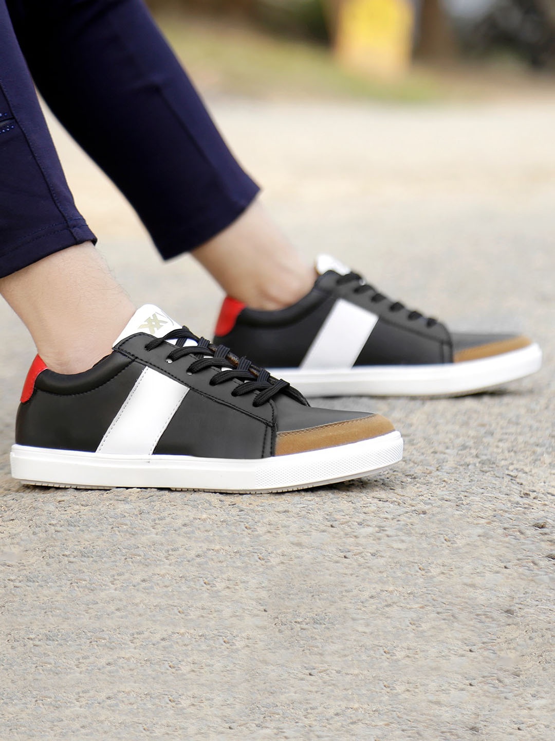 

Bxxy Men Colourblocked Sneakers, Black