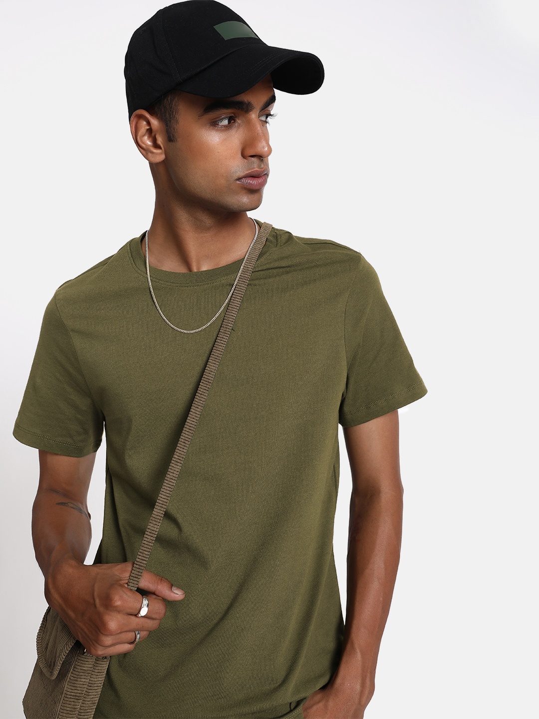 

Roadster Men Green Solid Round Neck T-shirt