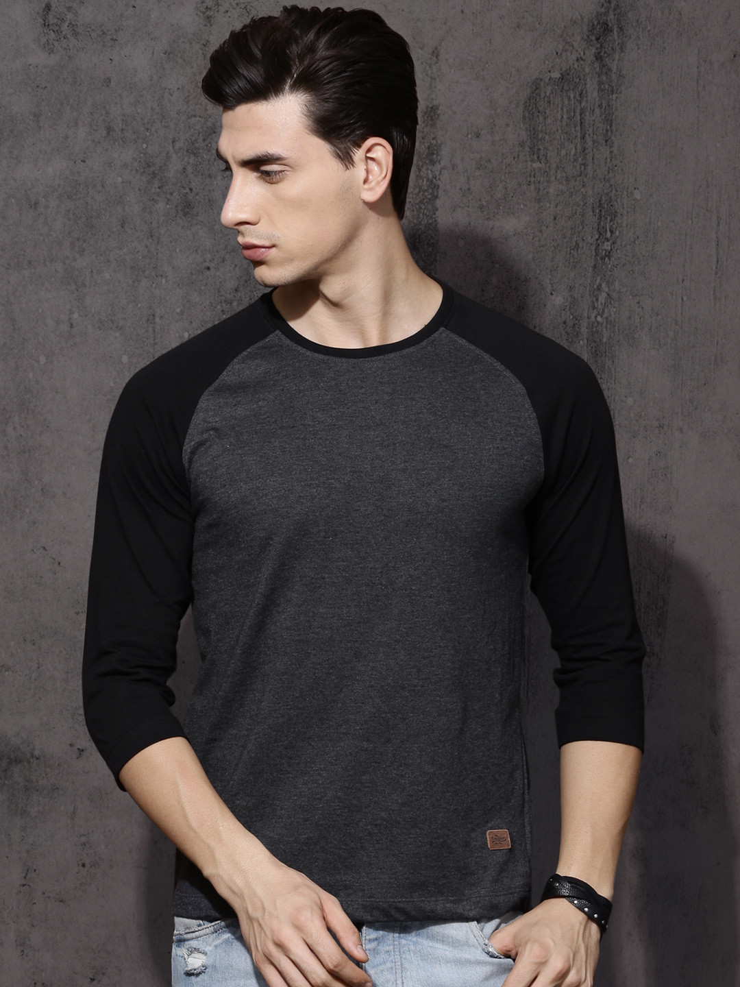 

Roadster Men Charcoal Solid Round Neck T-shirt