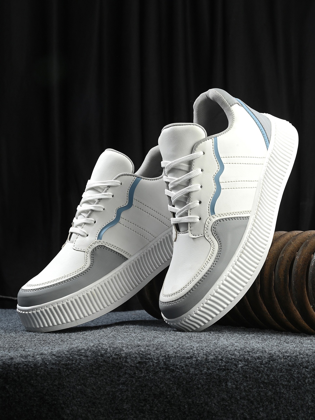 

Killer Men Colourblocked Lightweight Sneakers, White