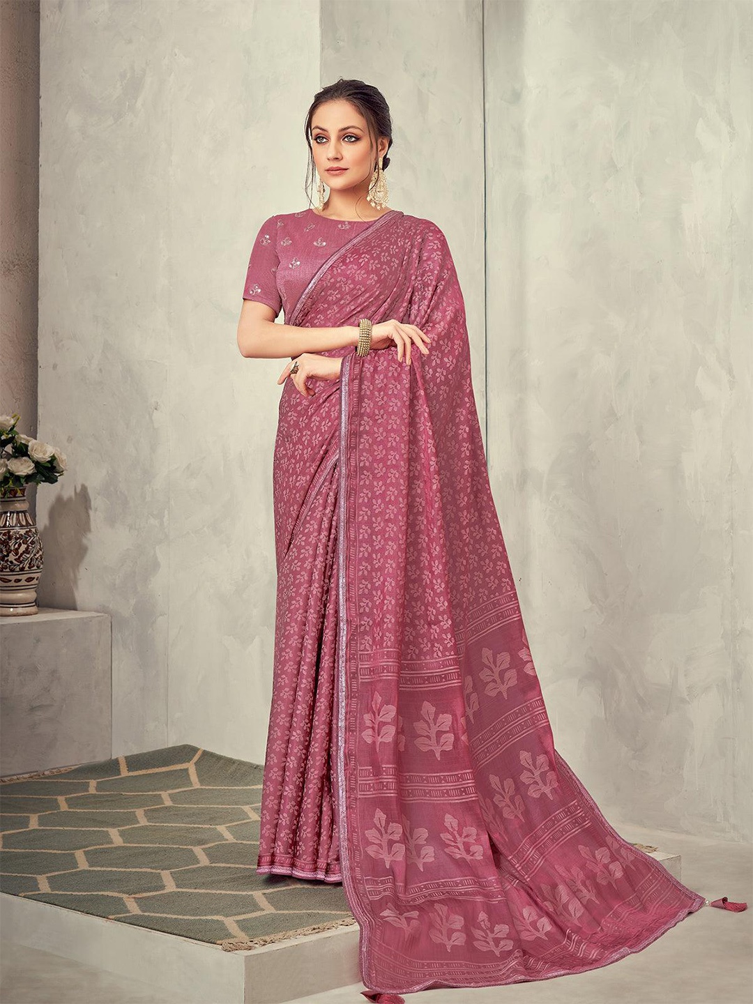 

ODETTE Floral Printed Sequinned Brasso Saree, Pink
