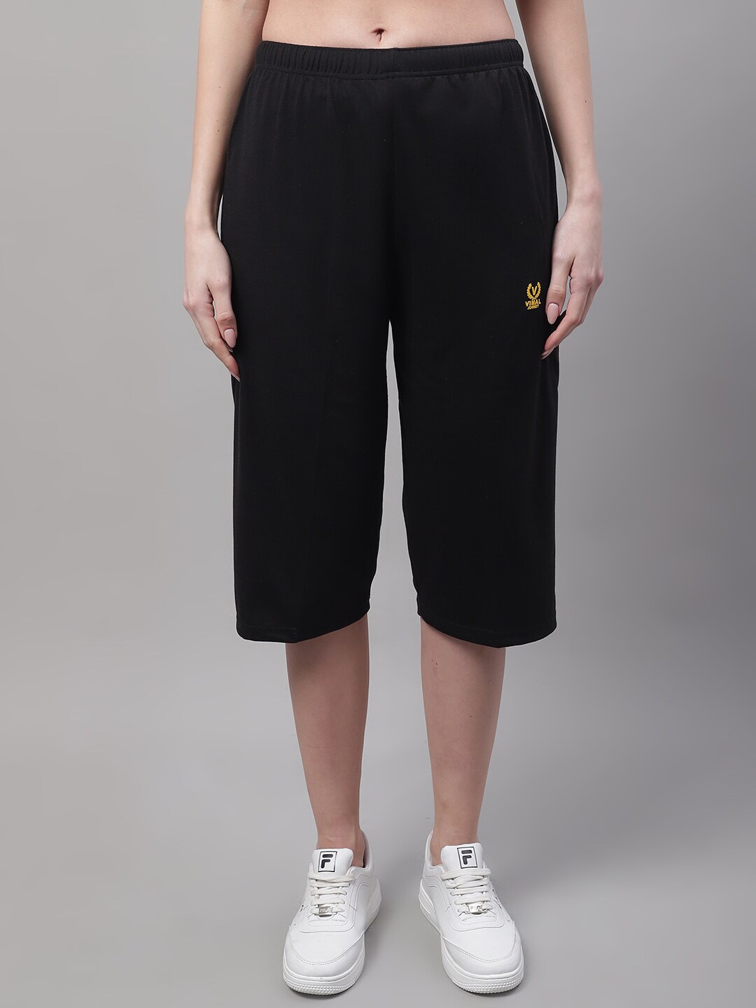 

MACK JONNEY Women Solid Cotton Capris, Black