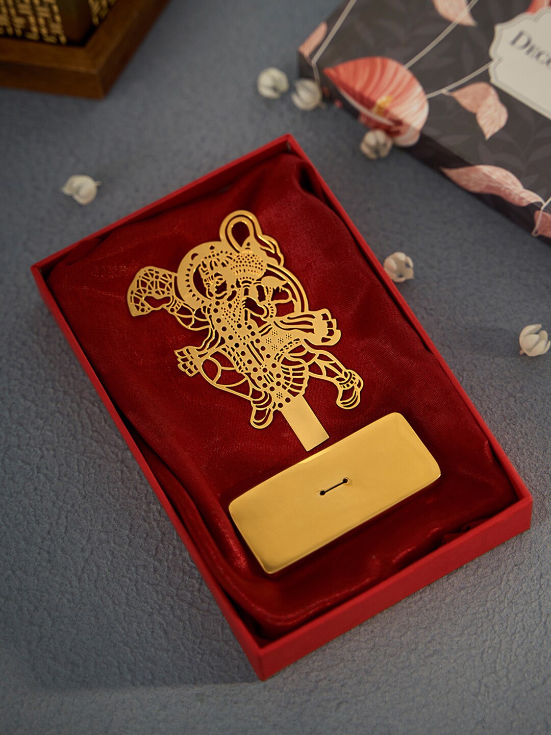 

DecorTwist Gold Toned Jai Hanuman Brass Desk or Car Dashboard Stand
