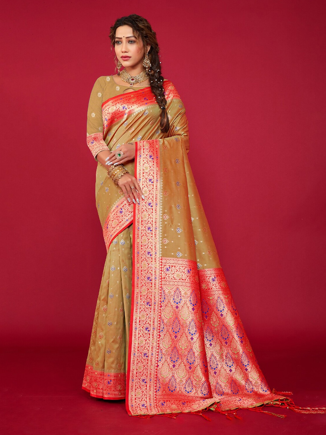 

Exclusiva Floral Woven Design Zari Banarasi Saree, Cream