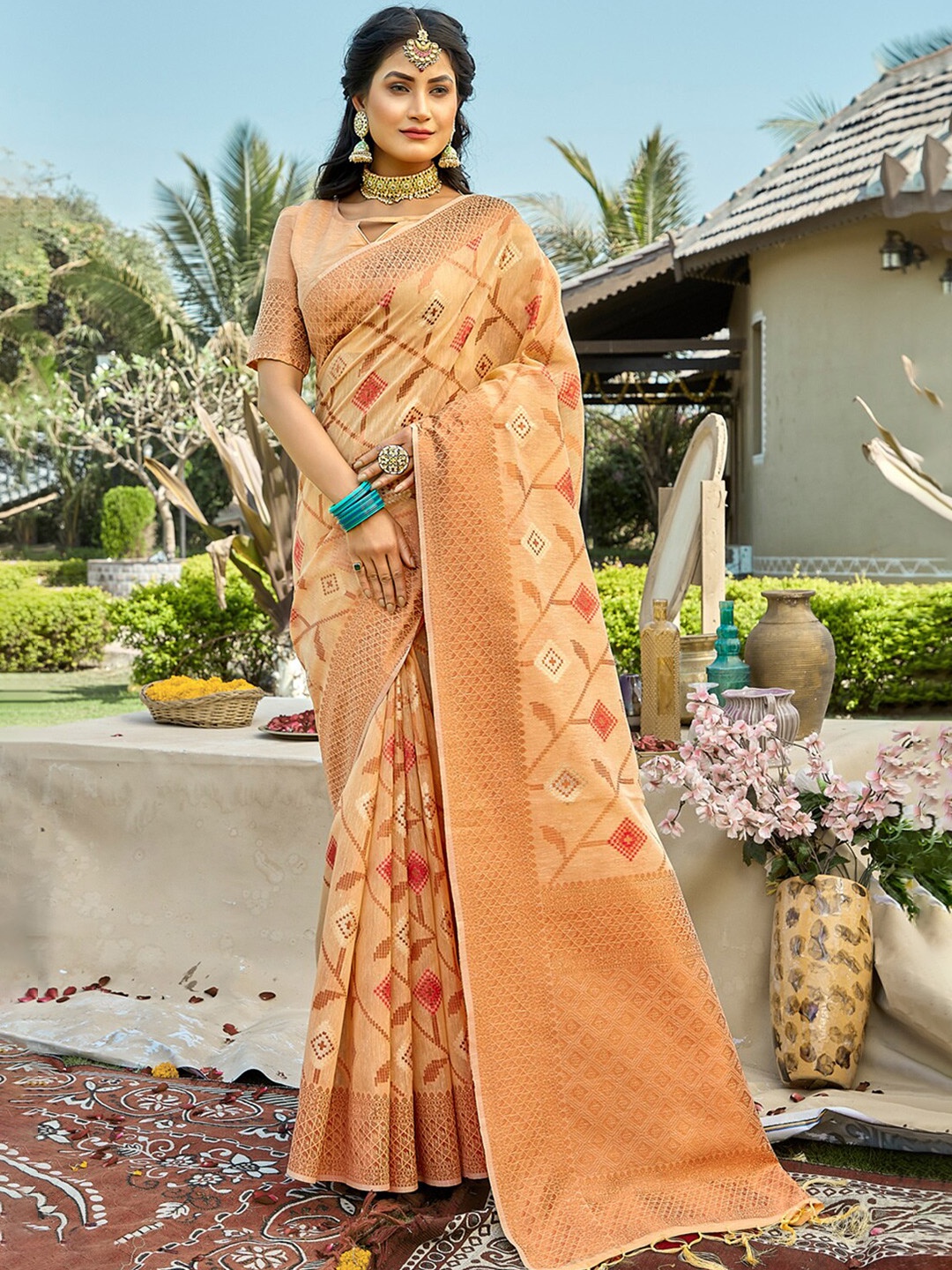 

Exclusiva Beige & Red Woven Design Zari Pure Cotton Saree