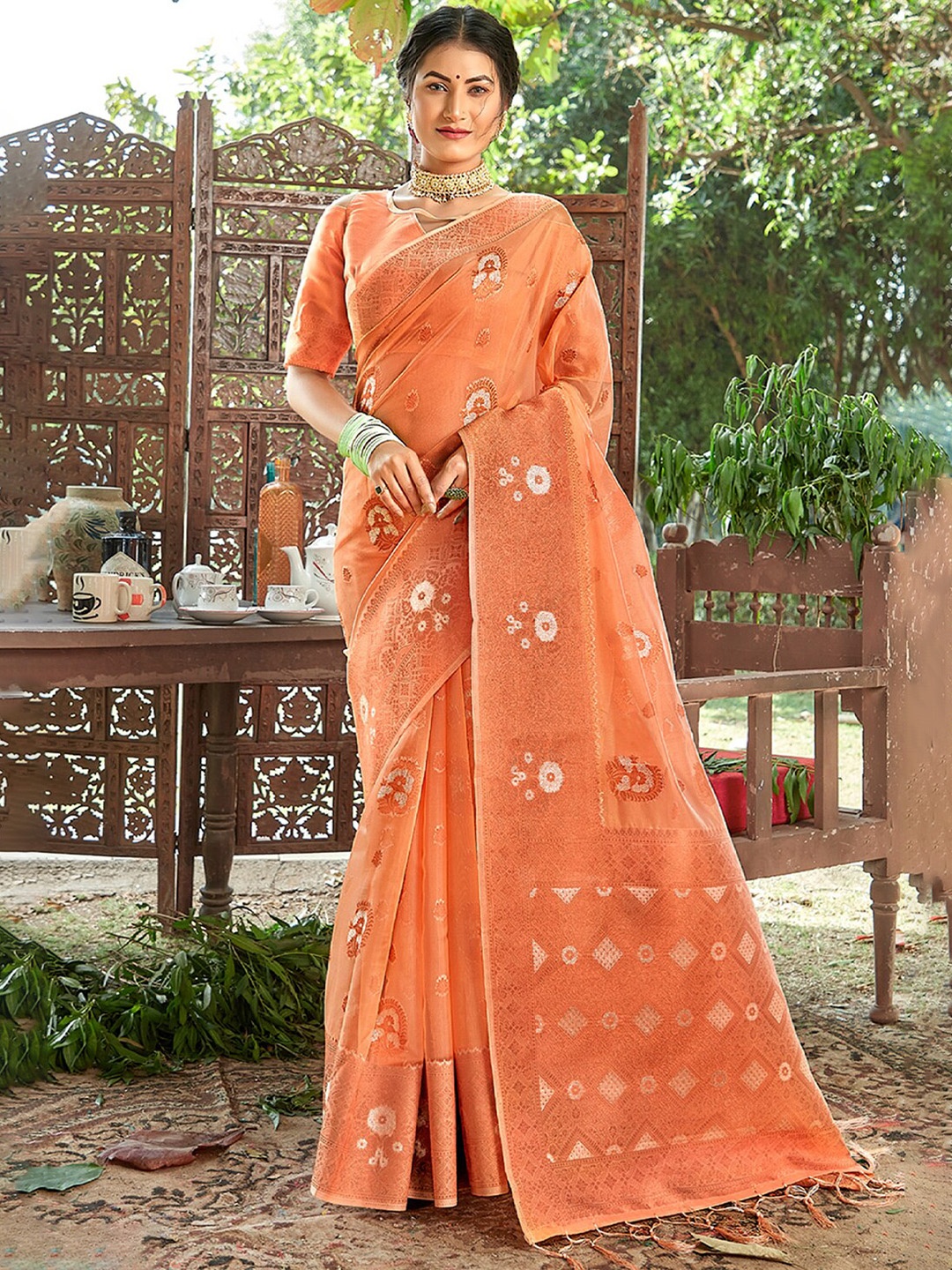 

Exclusiva Floral Woven Design Zari Organza Saree, Peach