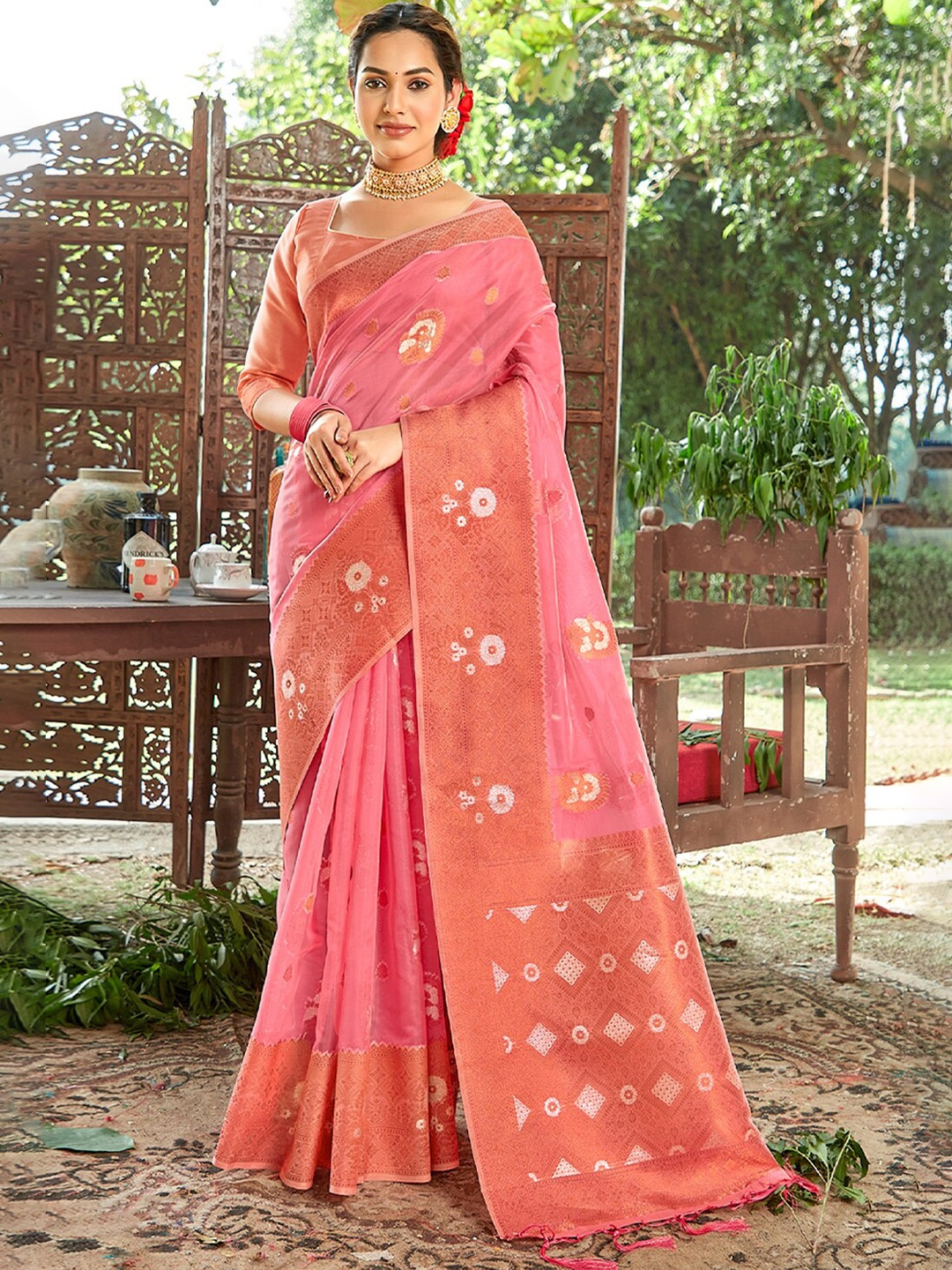 

Exclusiva Floral Woven Design Zari Organza Saree, Pink