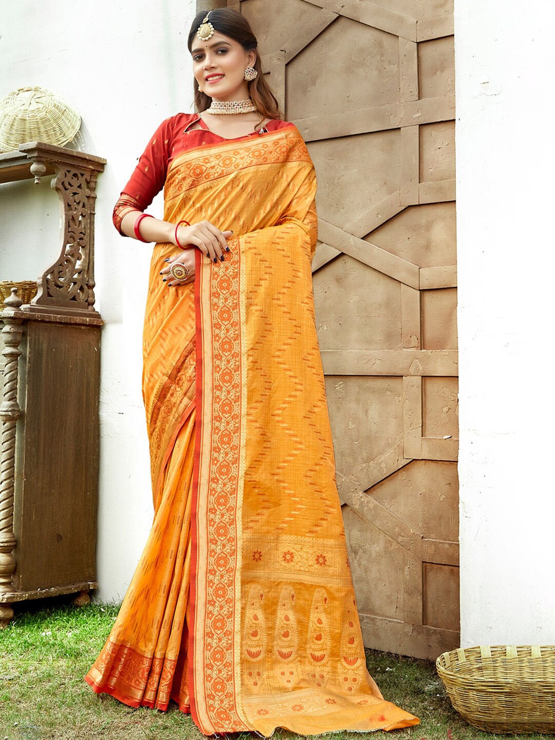 

Exclusiva Ethnic Motif Woven Design Zari Saree, Yellow