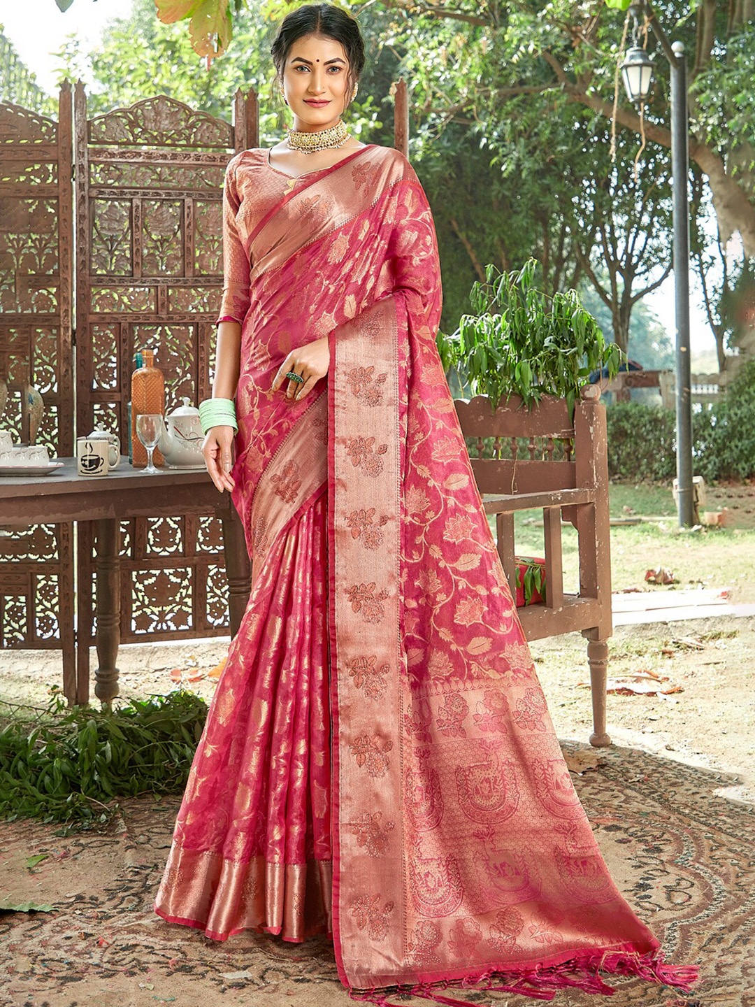 

Exclusiva Pink & Gold-Toned Woven Design Zari Organza Saree