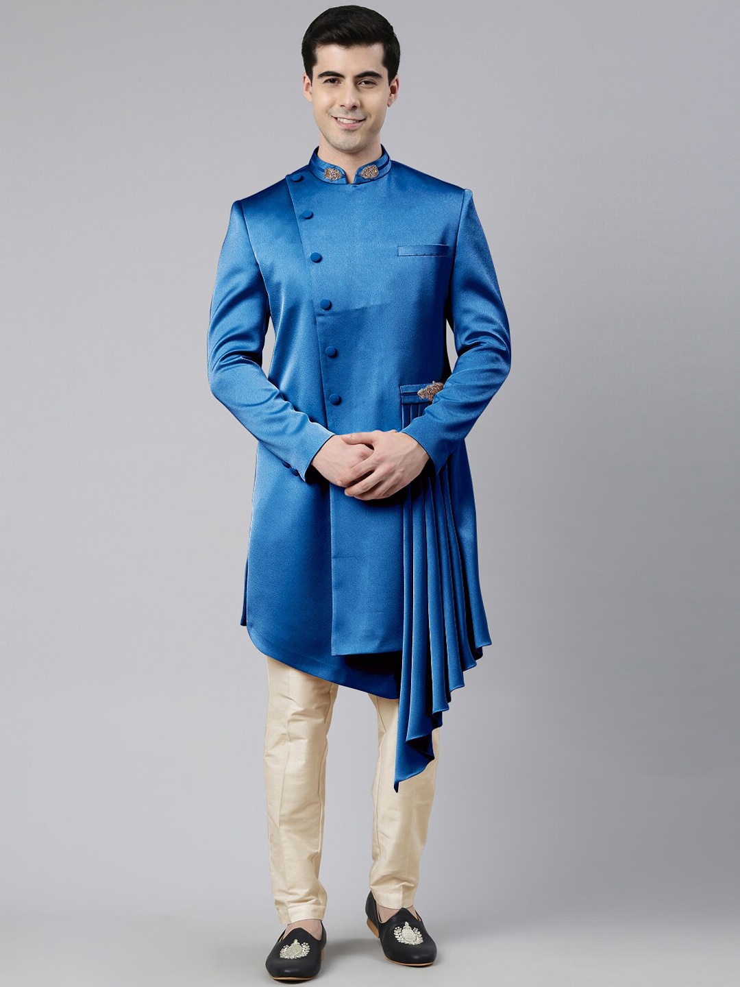 

TheEthnic.Co Men Draped Indo Western Sherwani Set, Blue