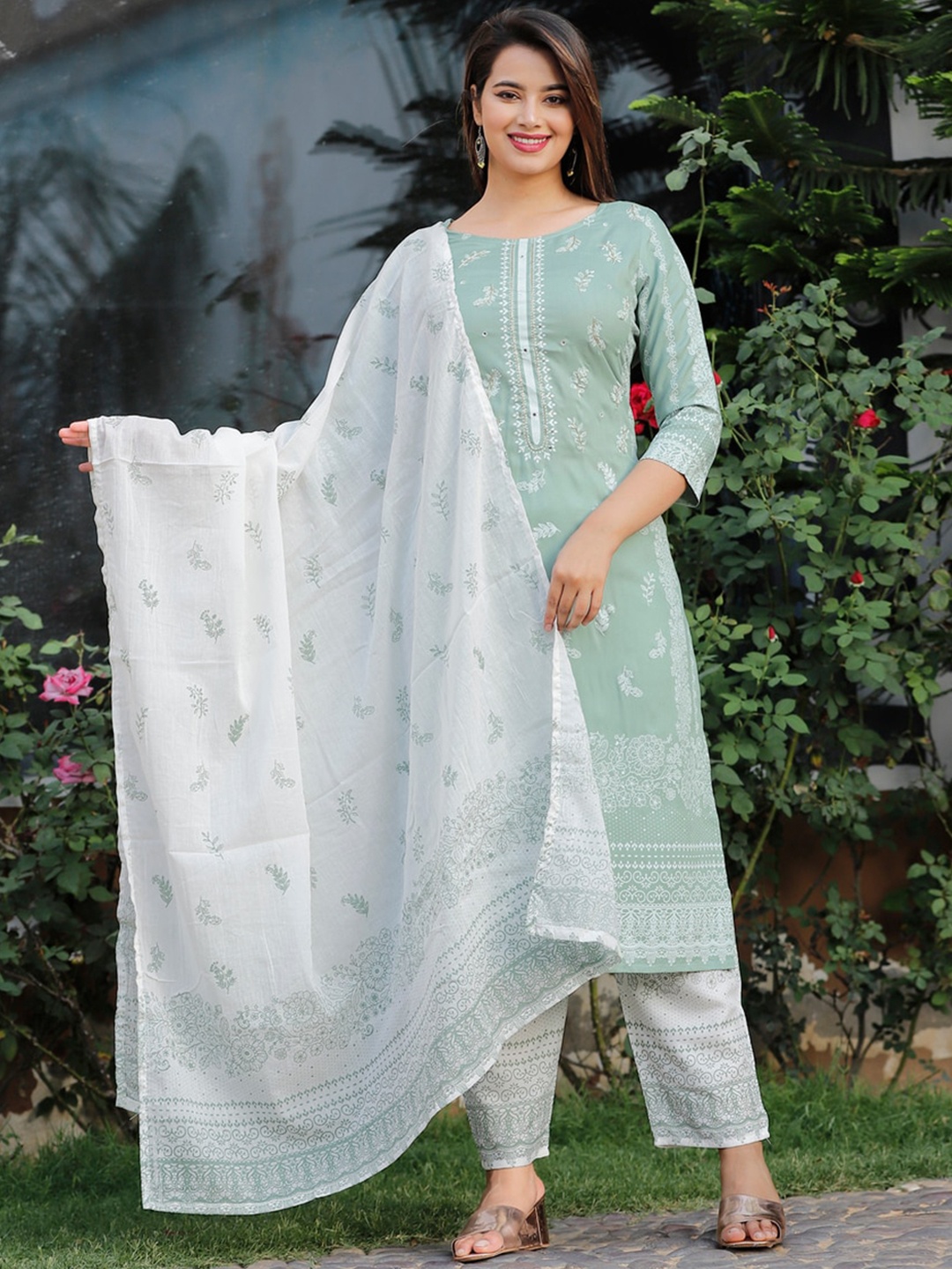 

TOULIN Floral Printed Thread Work Kurta with Trousers & With Dupatta, Green