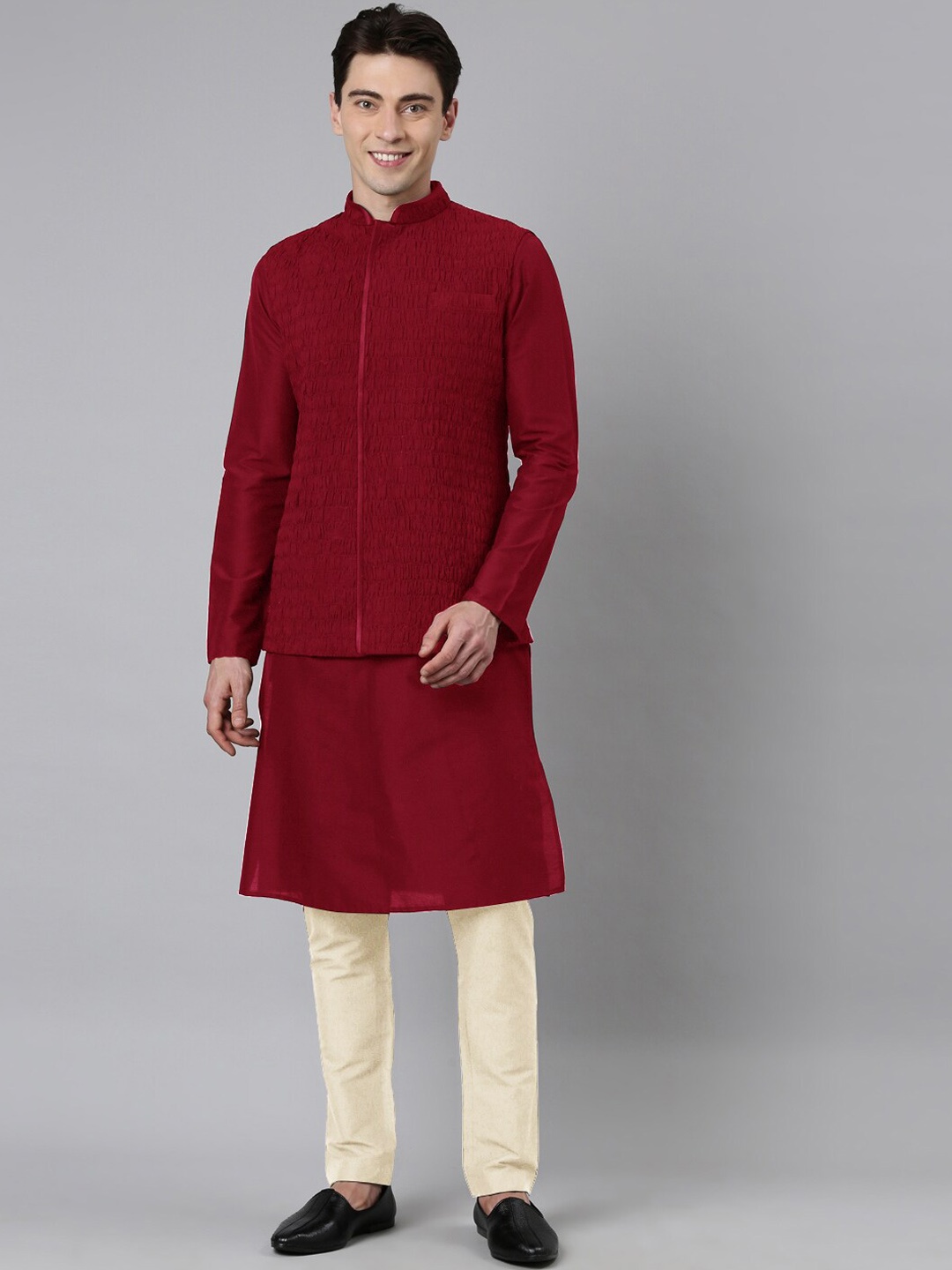 

TheEthnic.Co Mandarin Collar Kurta with Trousers With Self Design Nehru Jacket, Maroon