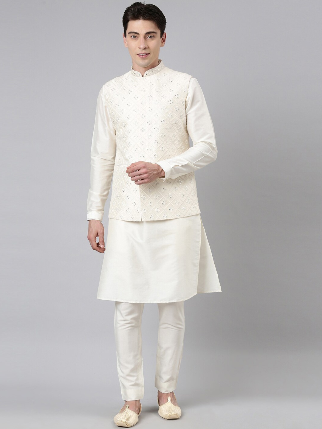 

TheEthnic.Co Mandarin Collar Regular Kurta With Pyjamas & Nehru Jacket, Cream