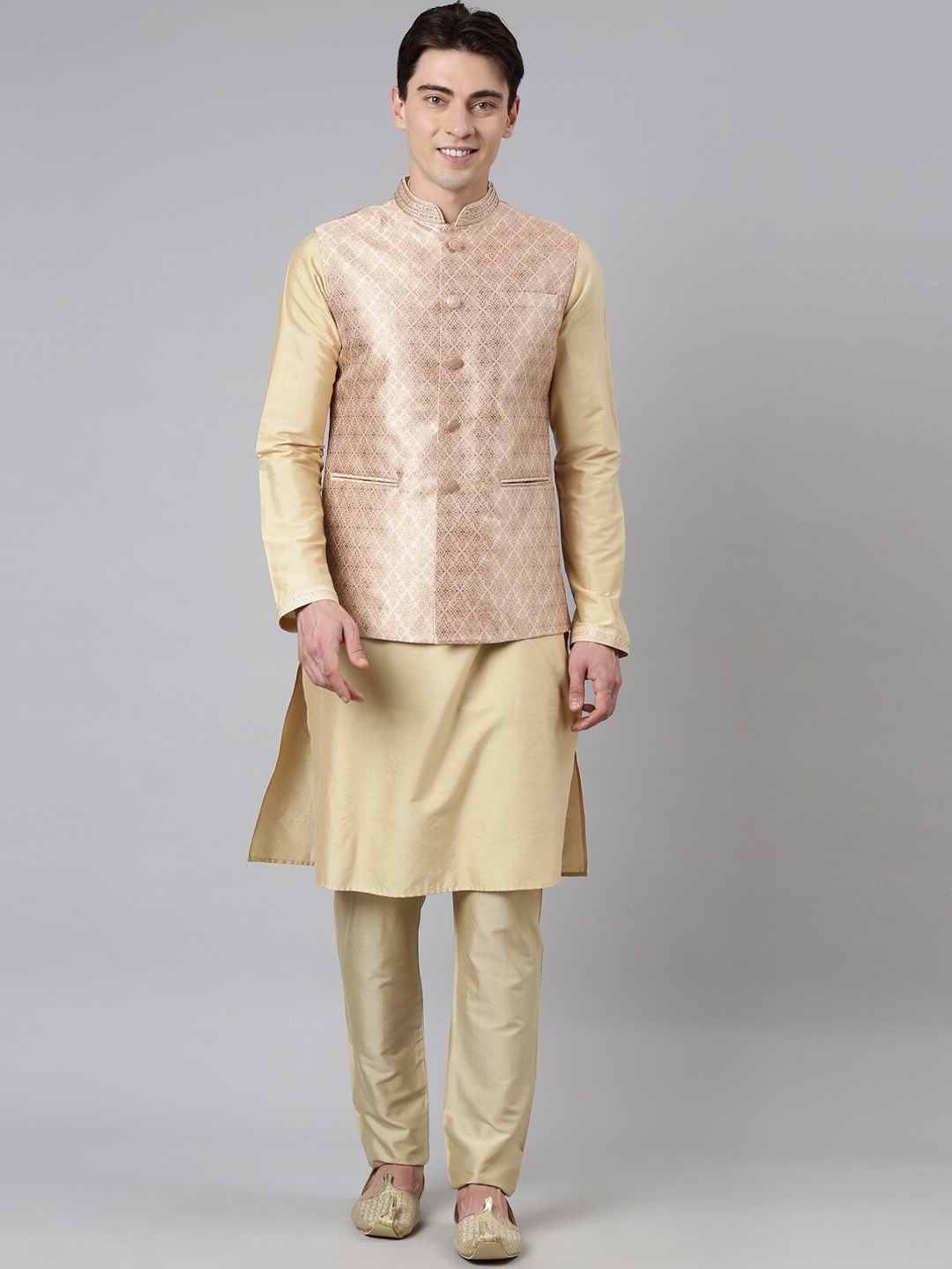 

TheEthnic.Co Mandarin Collar Kurta With Pyjamas & Nehru Jacket, Peach