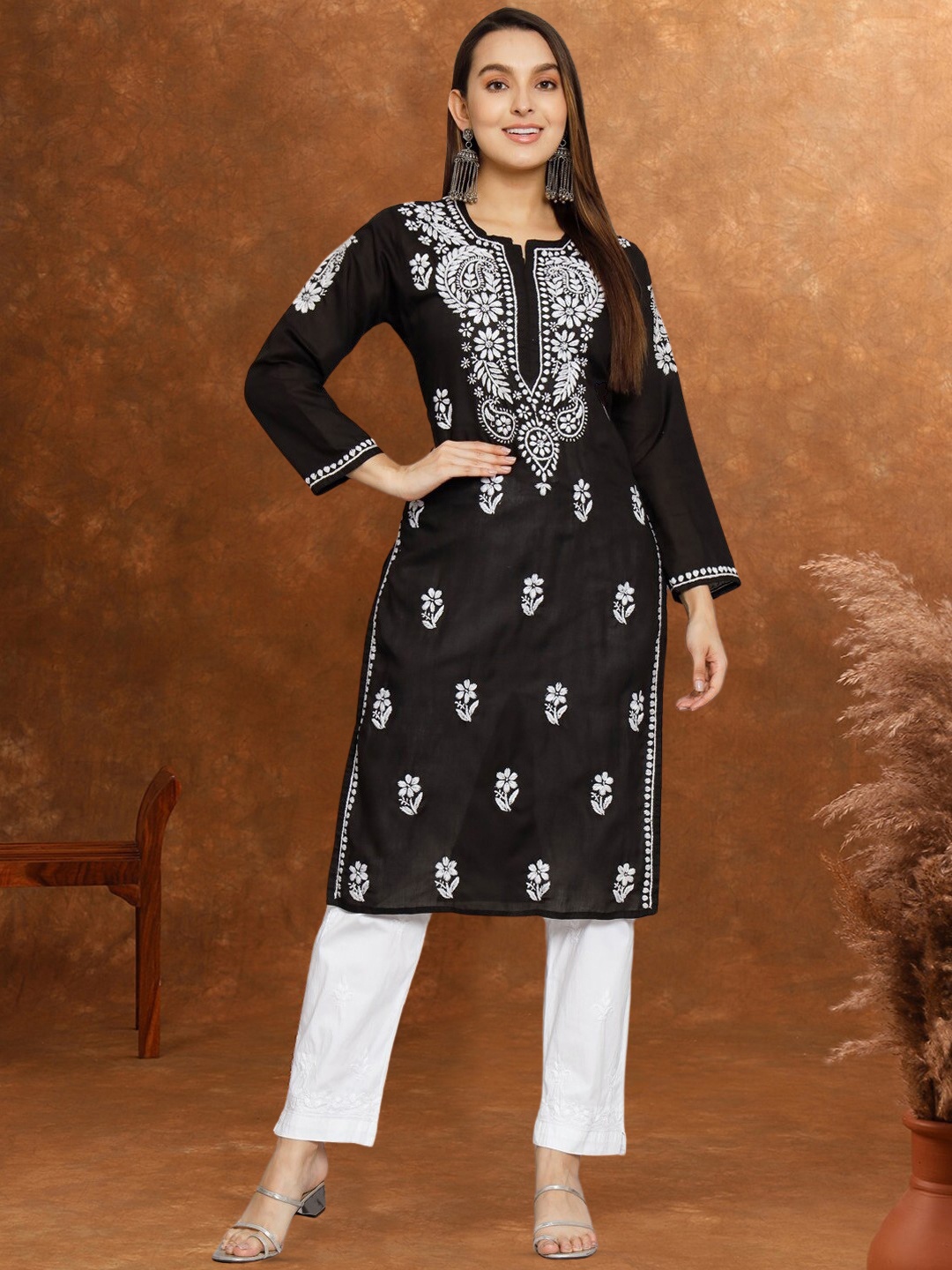 

PARAMOUNT CHIKAN Chikankari Embroidered Cotton Kurta, Black