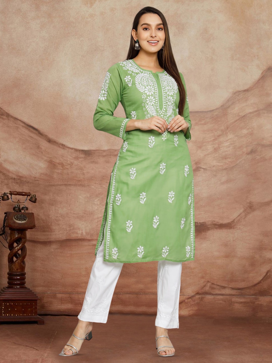 

PARAMOUNT CHIKAN Chikankari Embroidered Cotton Kurta, Green