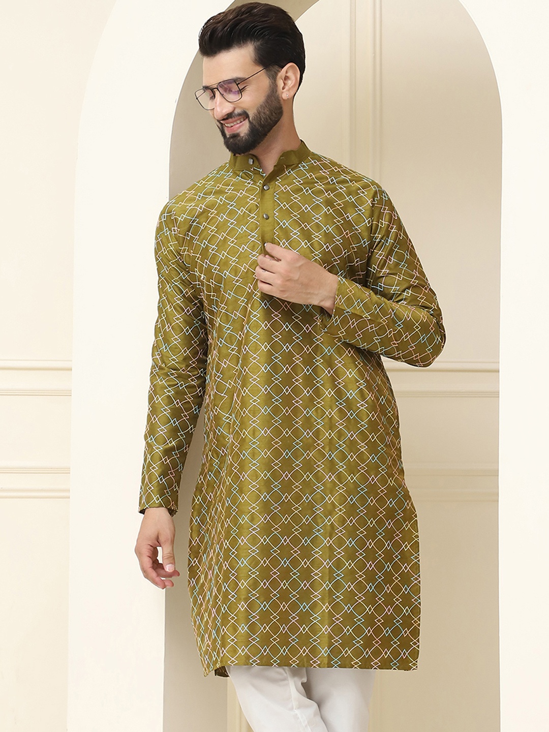 

SOJANYA Geometric Embroidered Mandarin Collar Thread Work Kurta, Olive
