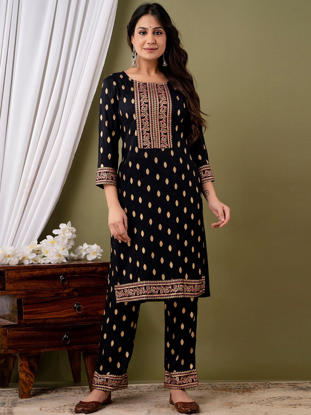 

Mialo fashion Floral Printed Straight Kurta with Trousers, Black