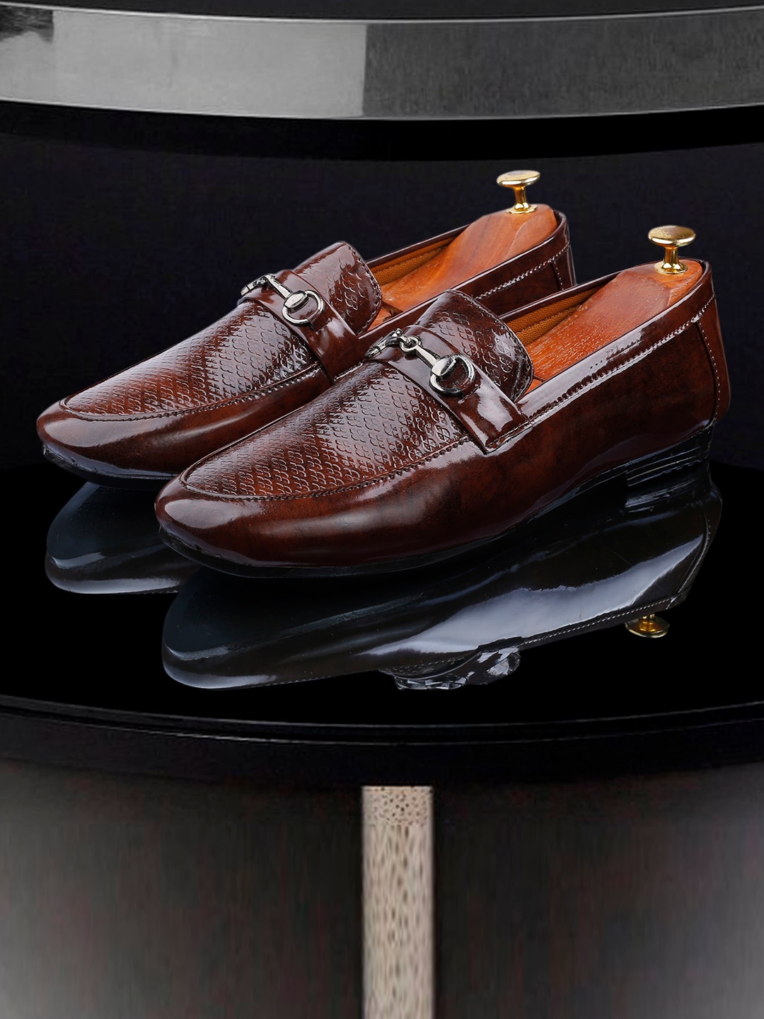 

Bxxy Men Textured Embellished Lightweight Horsebit Loafers, Brown