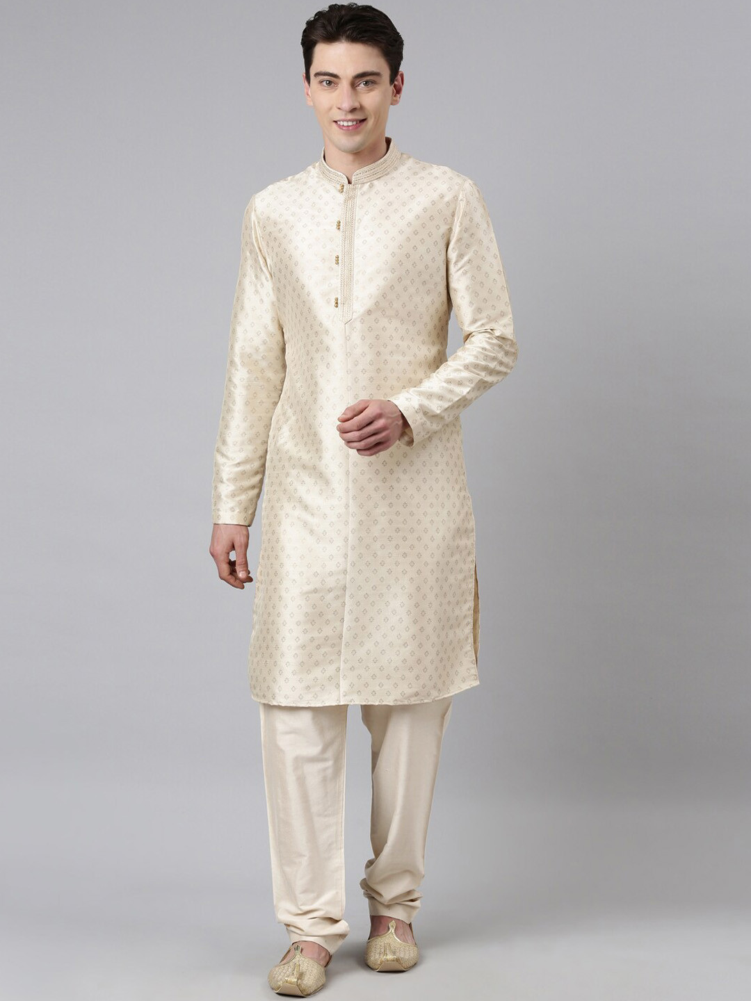 

TheEthnic.Co Floral Printed Mandarin Collar Kurta With Pyjamas, Cream