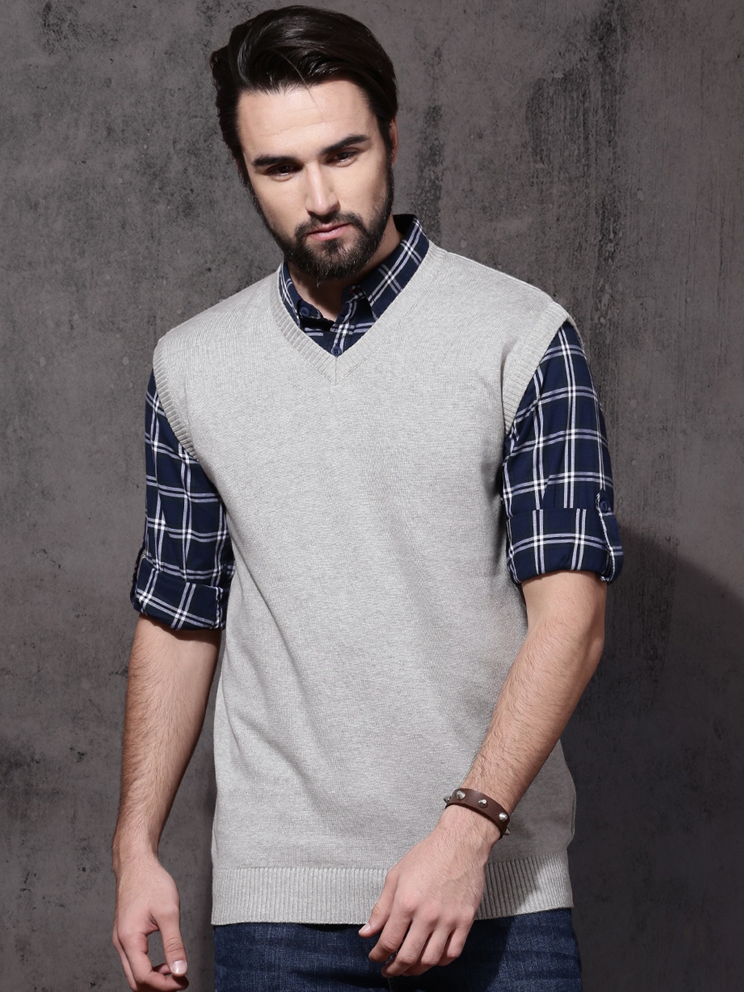 

Roadster Men Grey Solid Sweater Vest