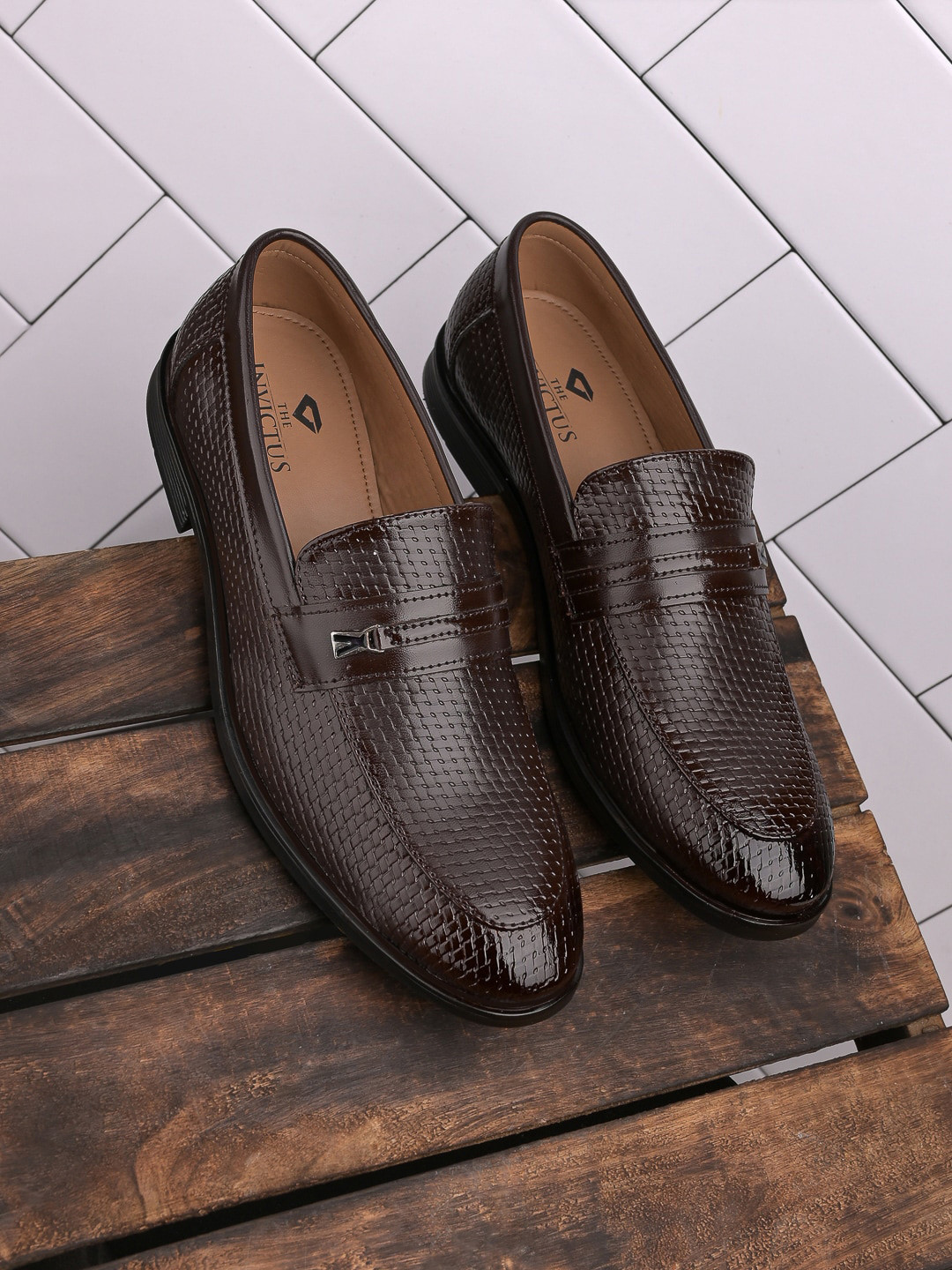

INVICTUS Men Textured Formal Loafers, Brown