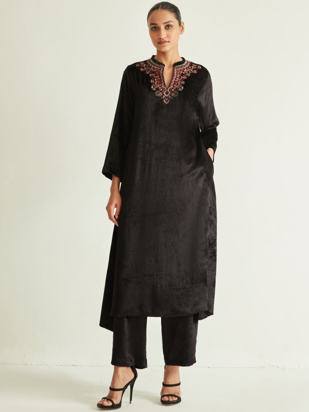 

Ancestry Floral Yoke Design Thread Work Velvet Kurta, Black