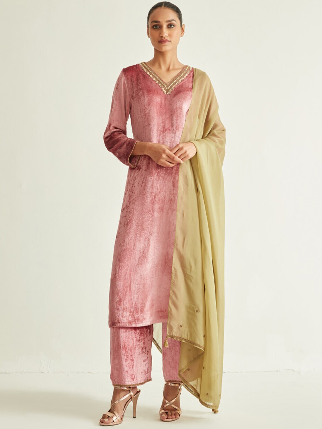 

Ancestry V-Neck Beads and Stones Detail Velvet Kurta, Pink