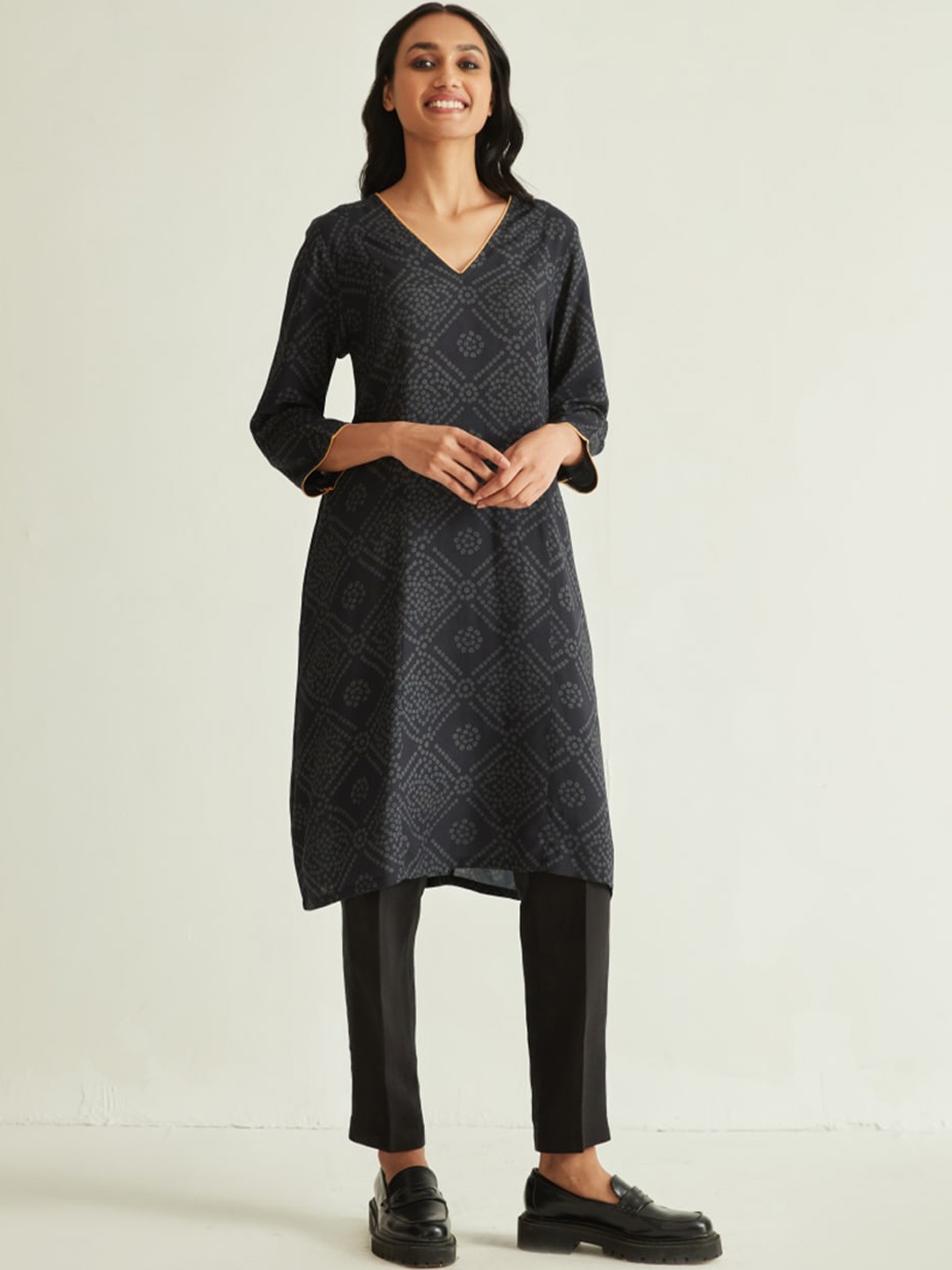 

Ancestry Bandhai Printed V-Neck Kurta, Black