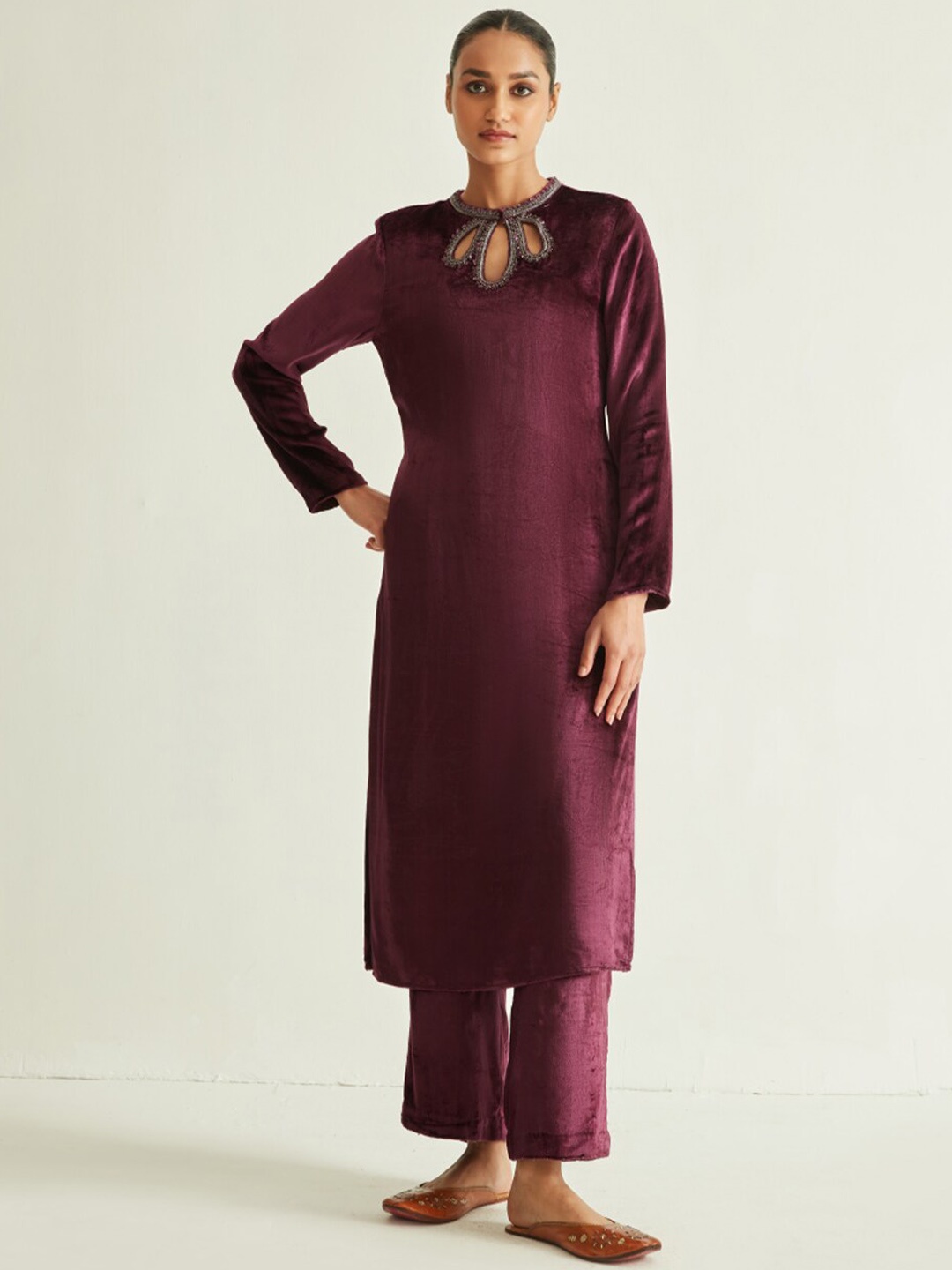 

Ancestry Keyhole Neck Beads and Stones Detail Velvet Kurta, Maroon