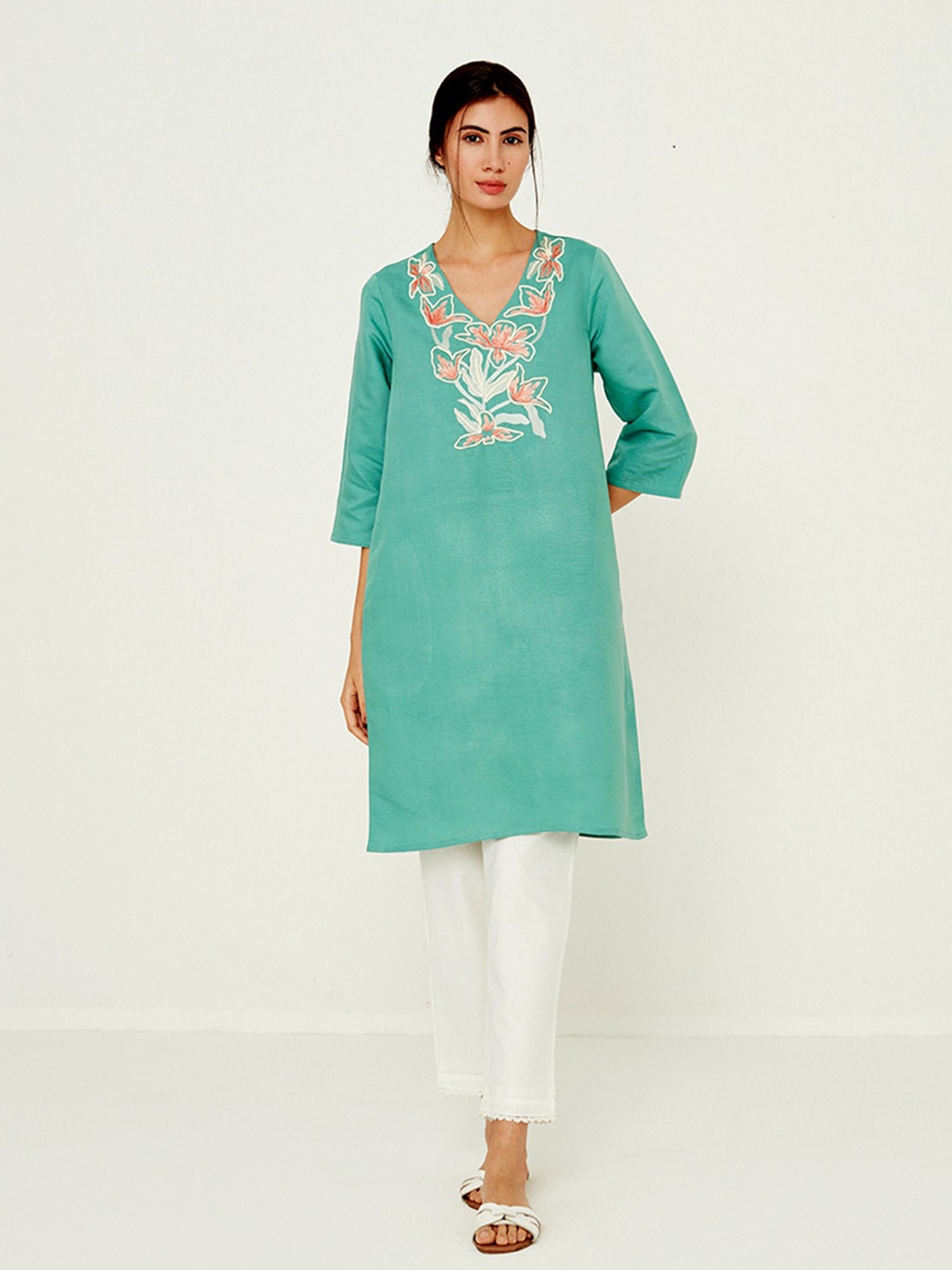 

Ancestry Floral Embroidered V-Neck Straight Kurta, Green