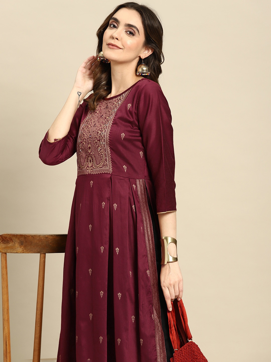

Sangria Ethnic Motifs Mirror Work High Slit Jacquard Kurta, Maroon