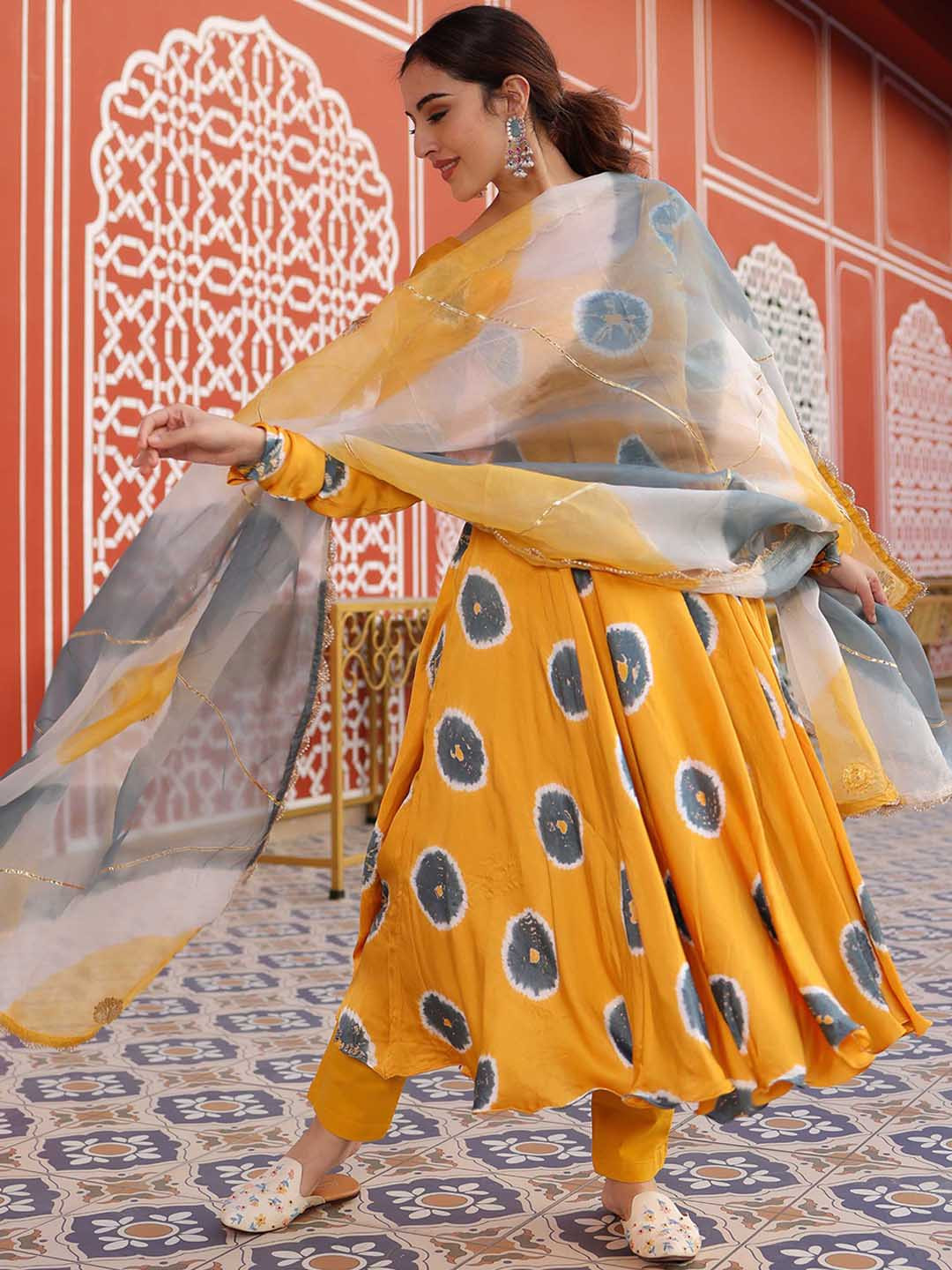 

AACHHO Women Yellow Printed Regular Kurta with Trousers & With Dupatta
