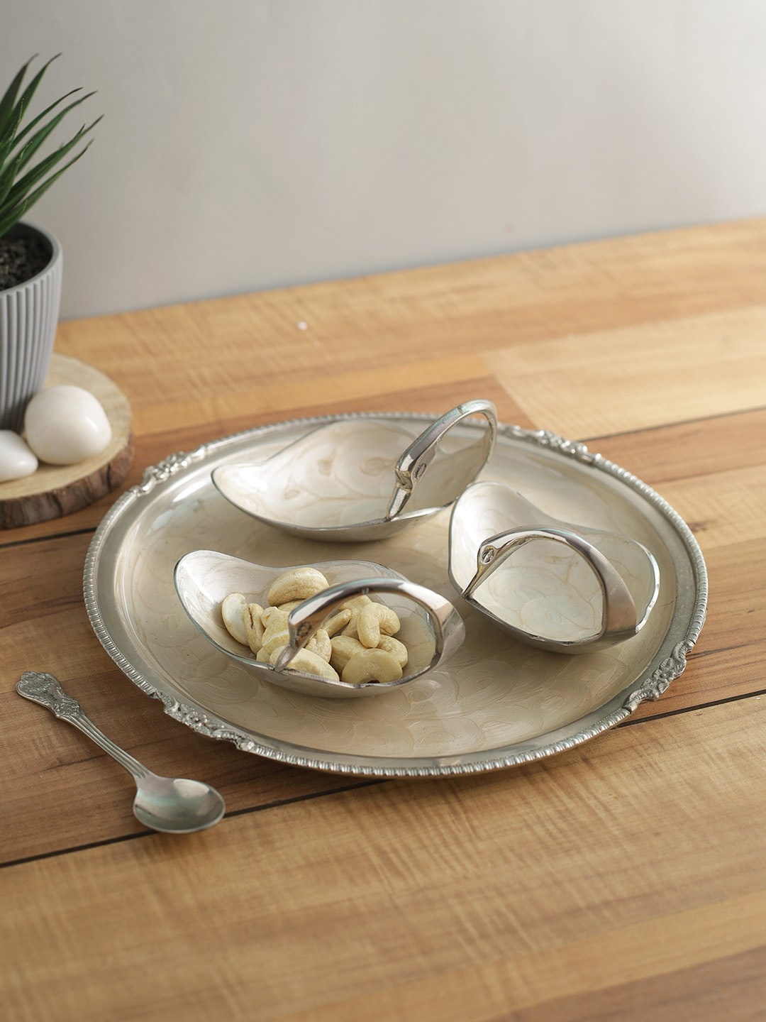 

Aapno Rajasthan Silver Plating Enamel Polished 5 Pieces Textured Swan Bowls & Tray