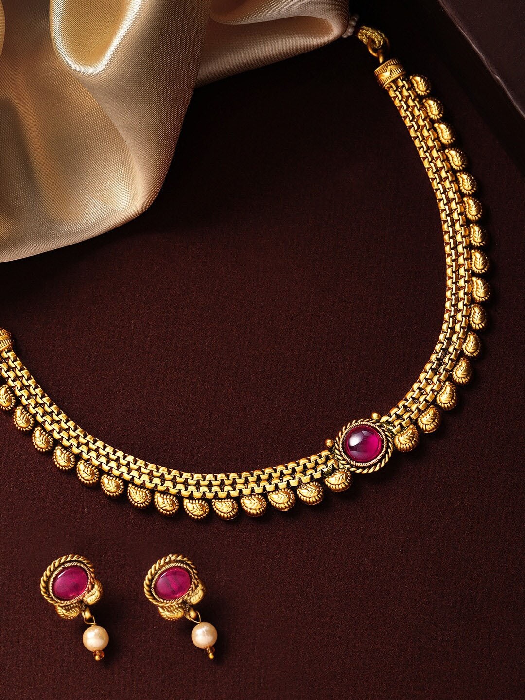

ROFARWORD Gold-Plated Stone-Studded & Beaded Necklace & Earring Jewellery Set