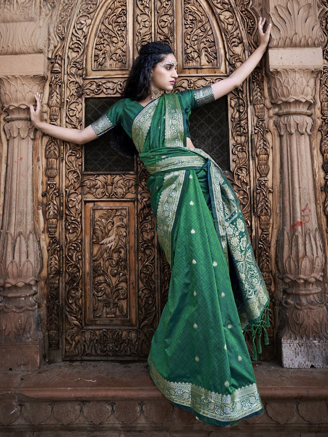 

ODETTE Woven Design Saree With Unstitched Blouse, Green