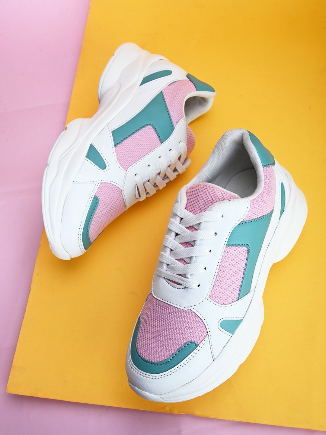 

Roadster Women White & Pink Colourblocked Lightweight Padded Insole Contrast Sole Sneakers