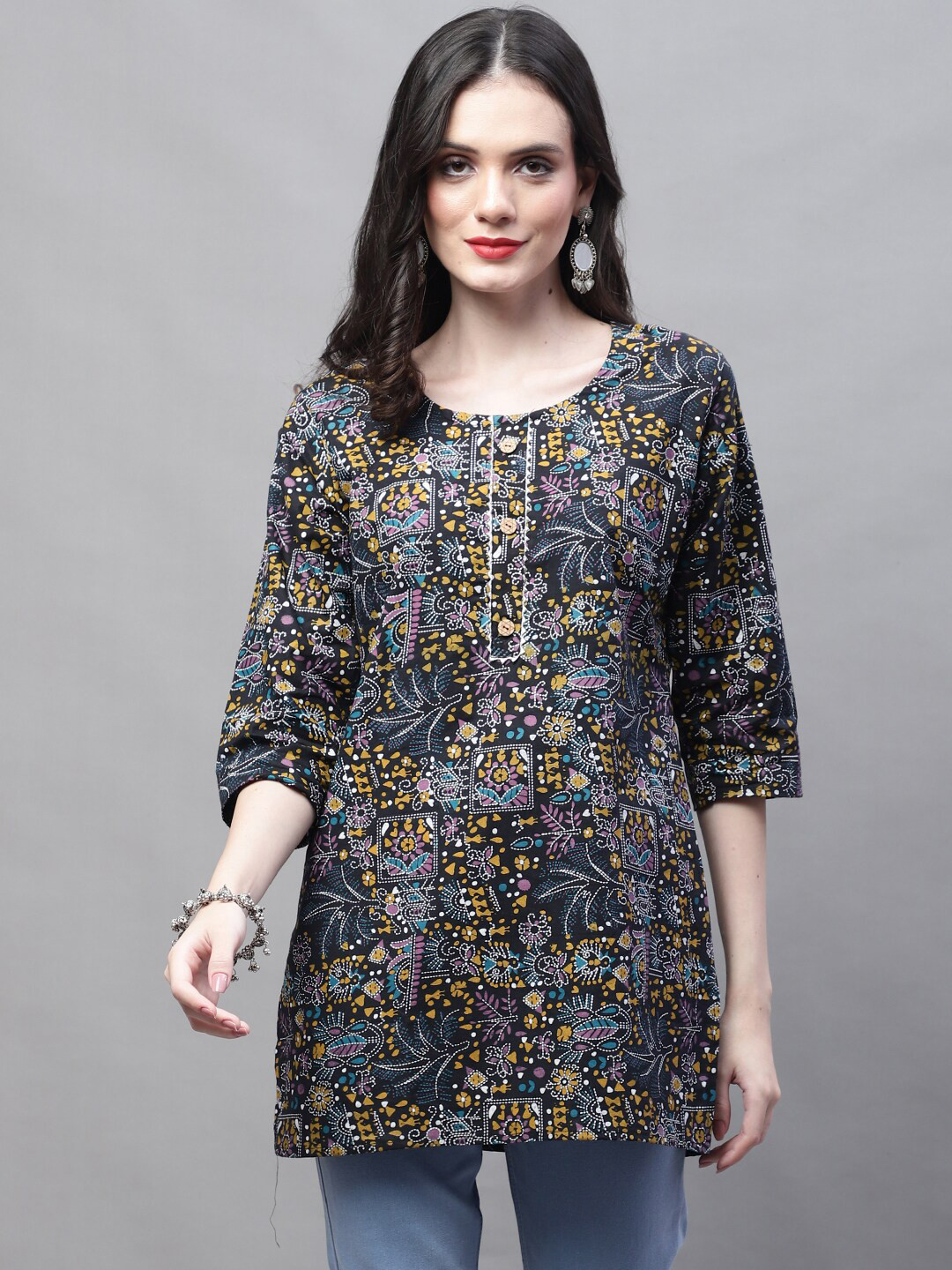 

SOUNDARYA Abstract Printed Pure Cotton Kurti, Black